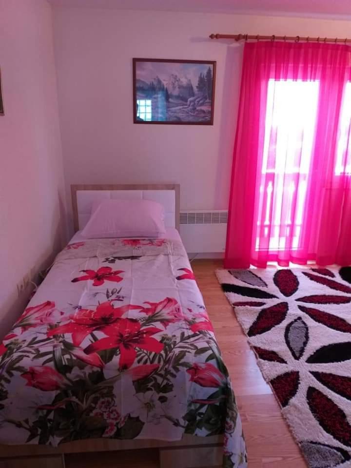Three-Bedroom Apartment with Terrace and Mountain View