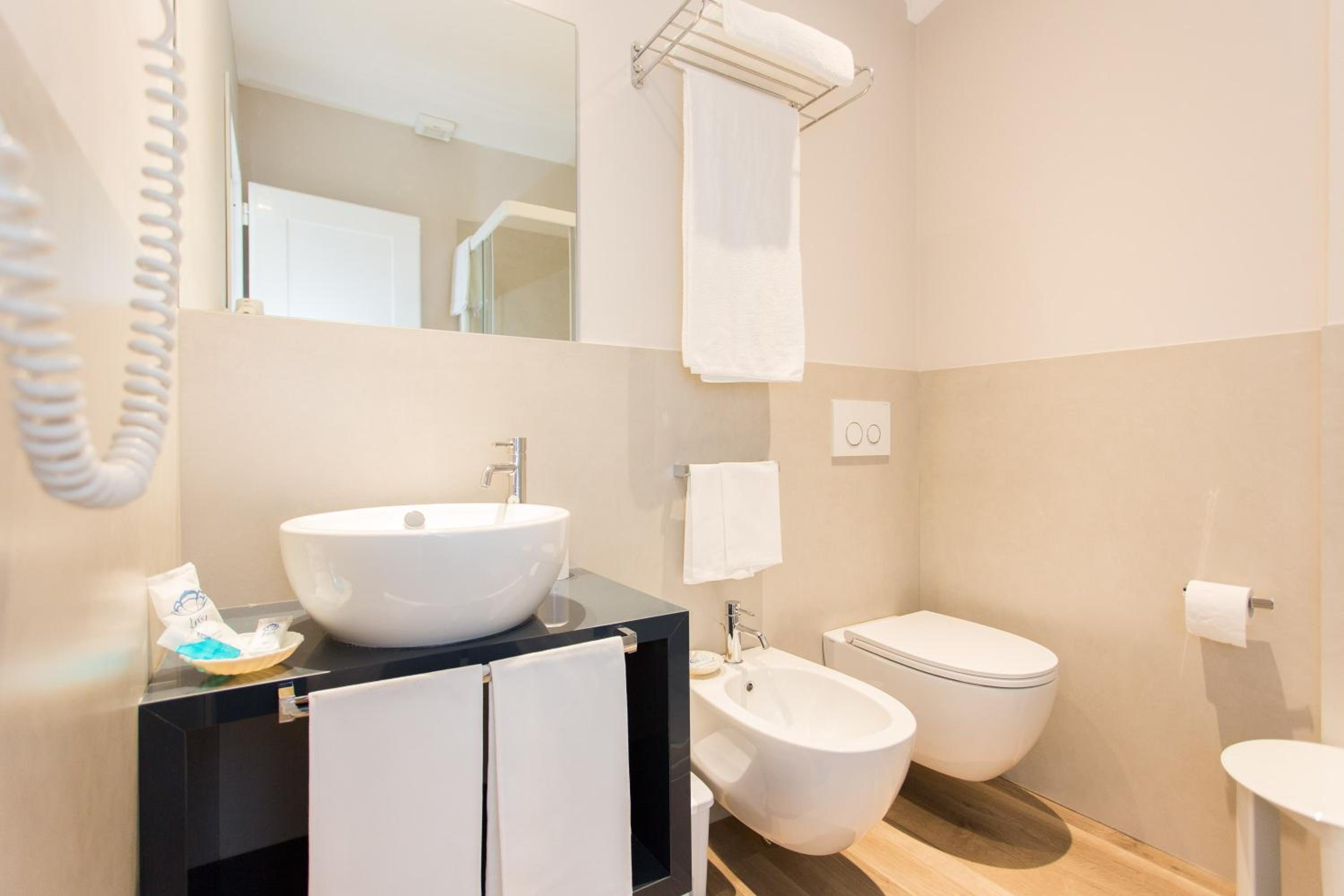 Deluxe Double or Twin Room - Photo 6