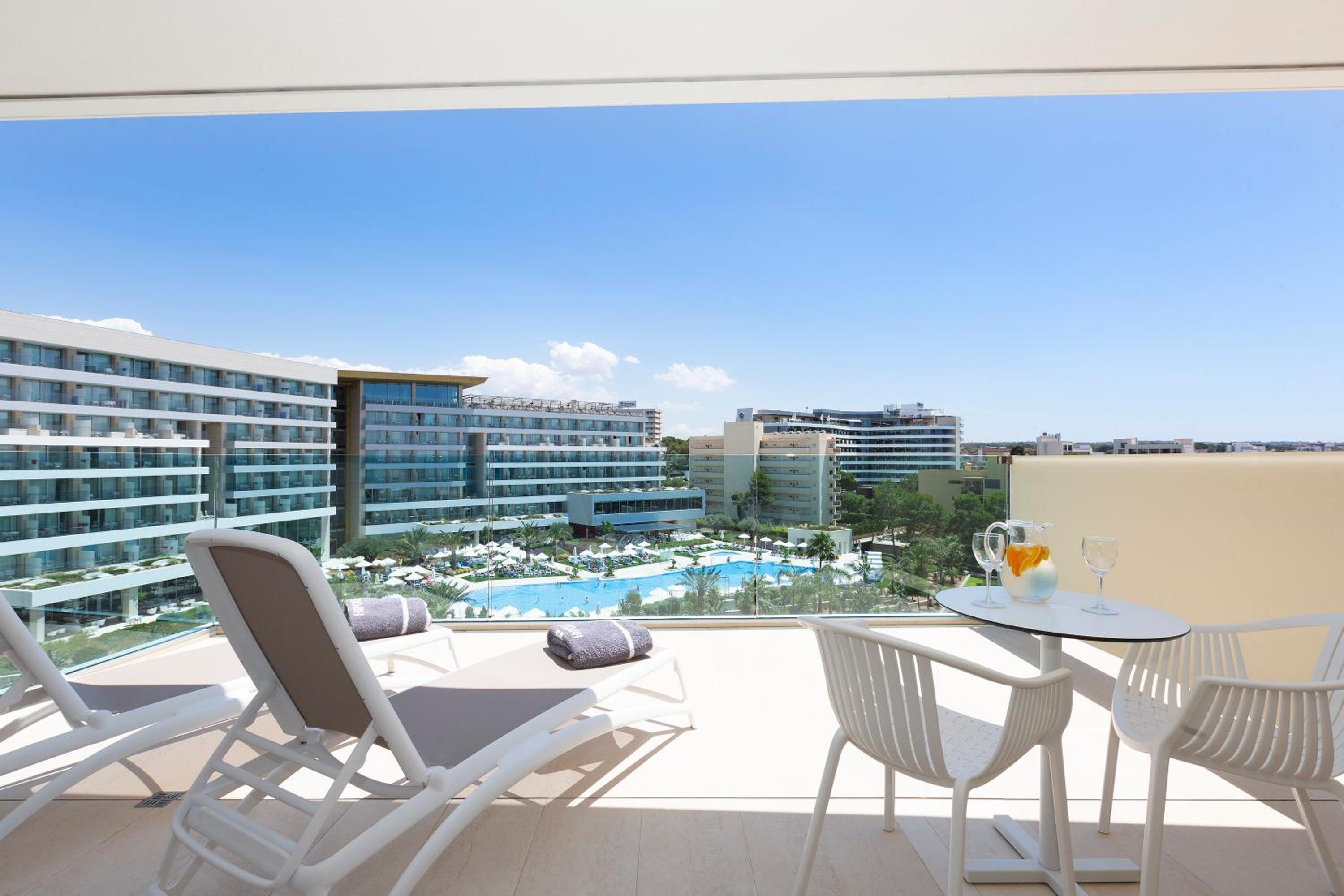 Junior Suite with Pool View