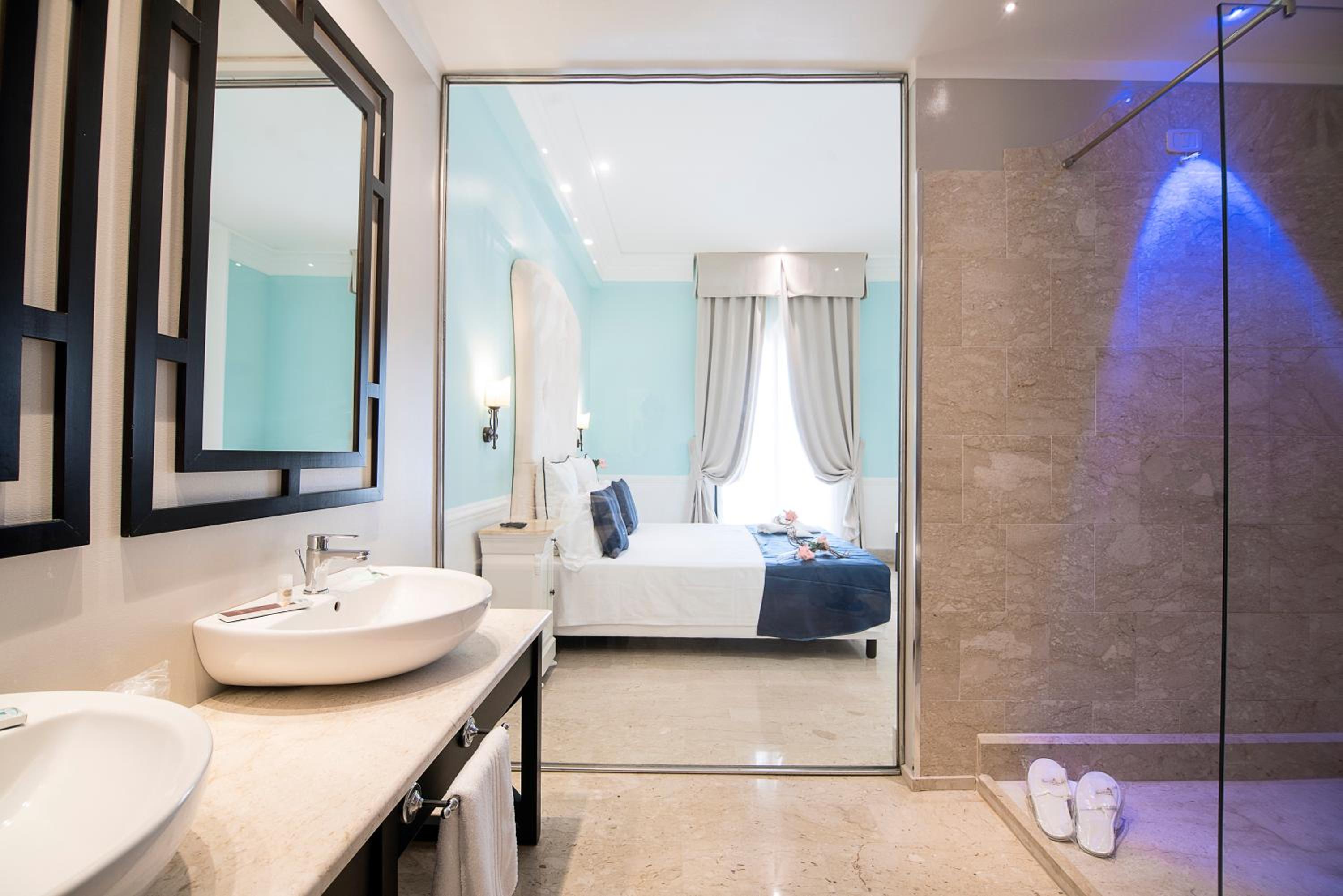 Suite - Photo 18