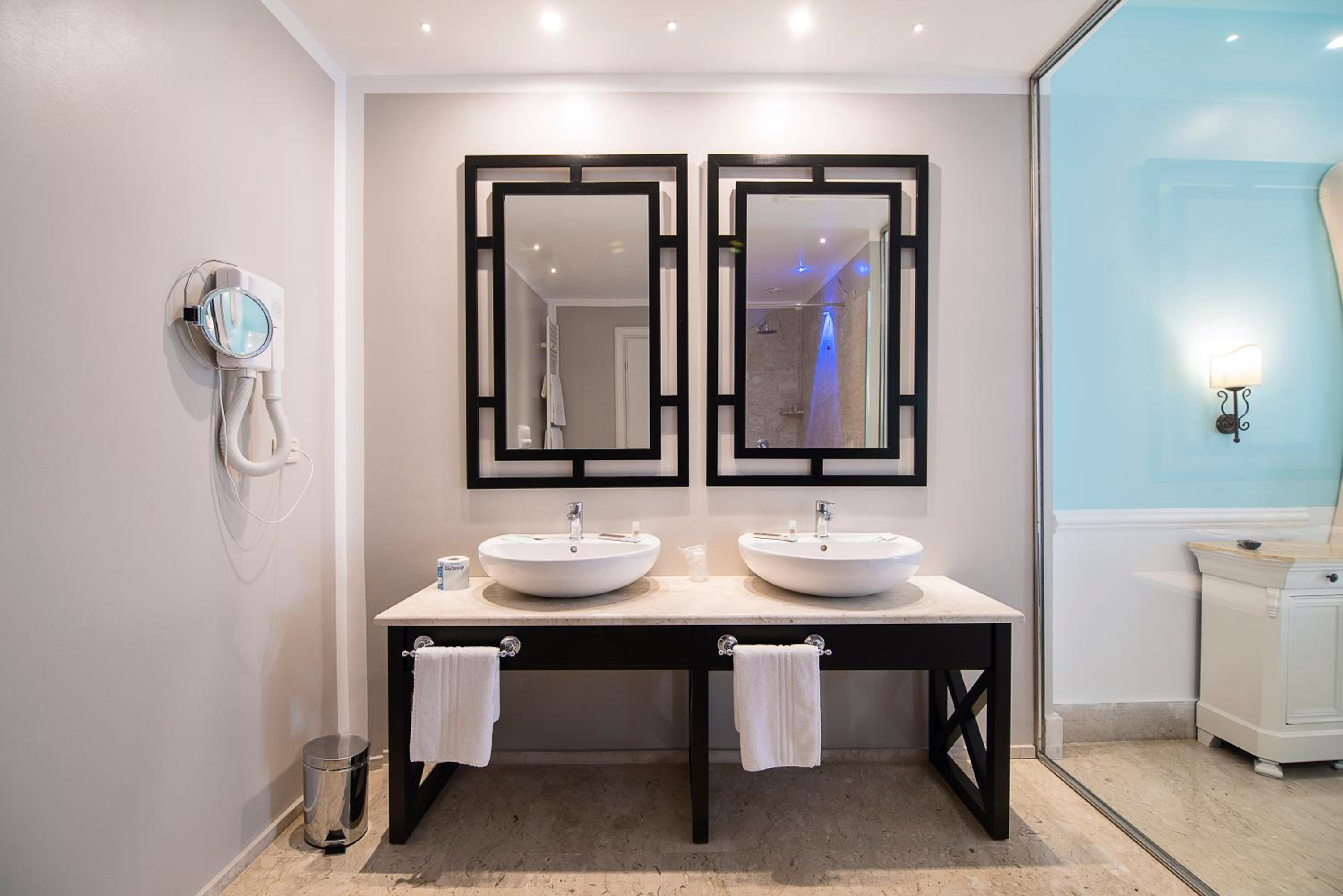 Suite - Photo 16