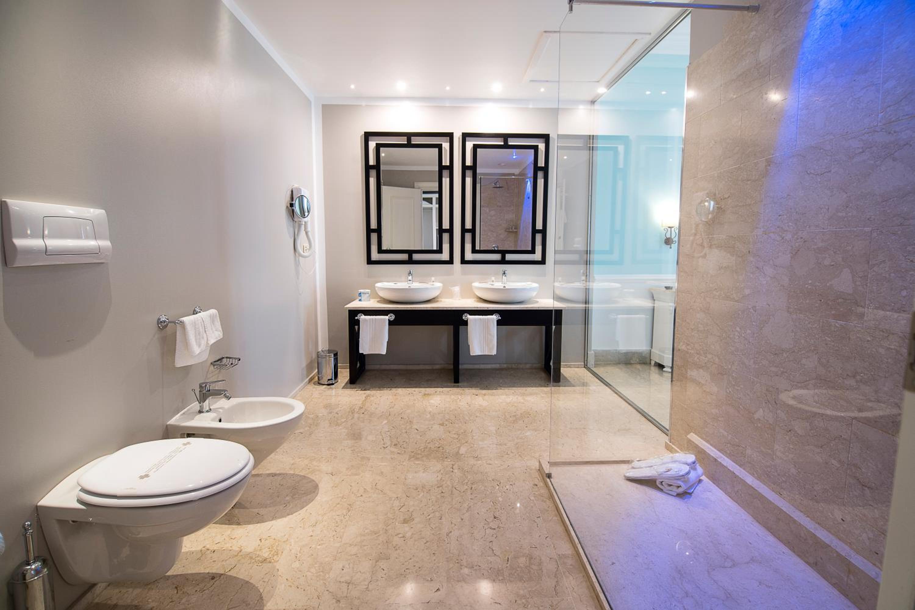 Suite - Photo 15