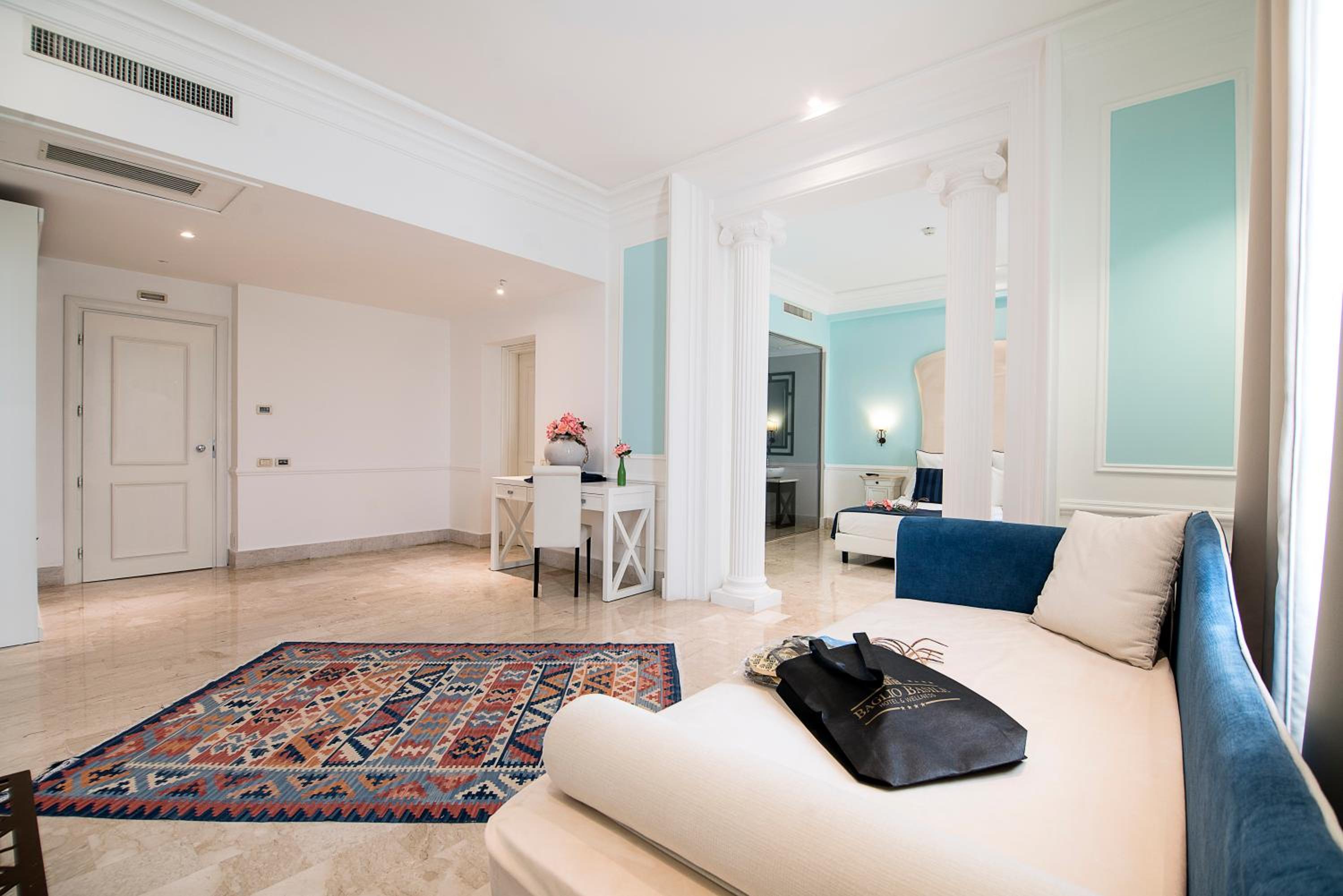 Suite - Photo 13