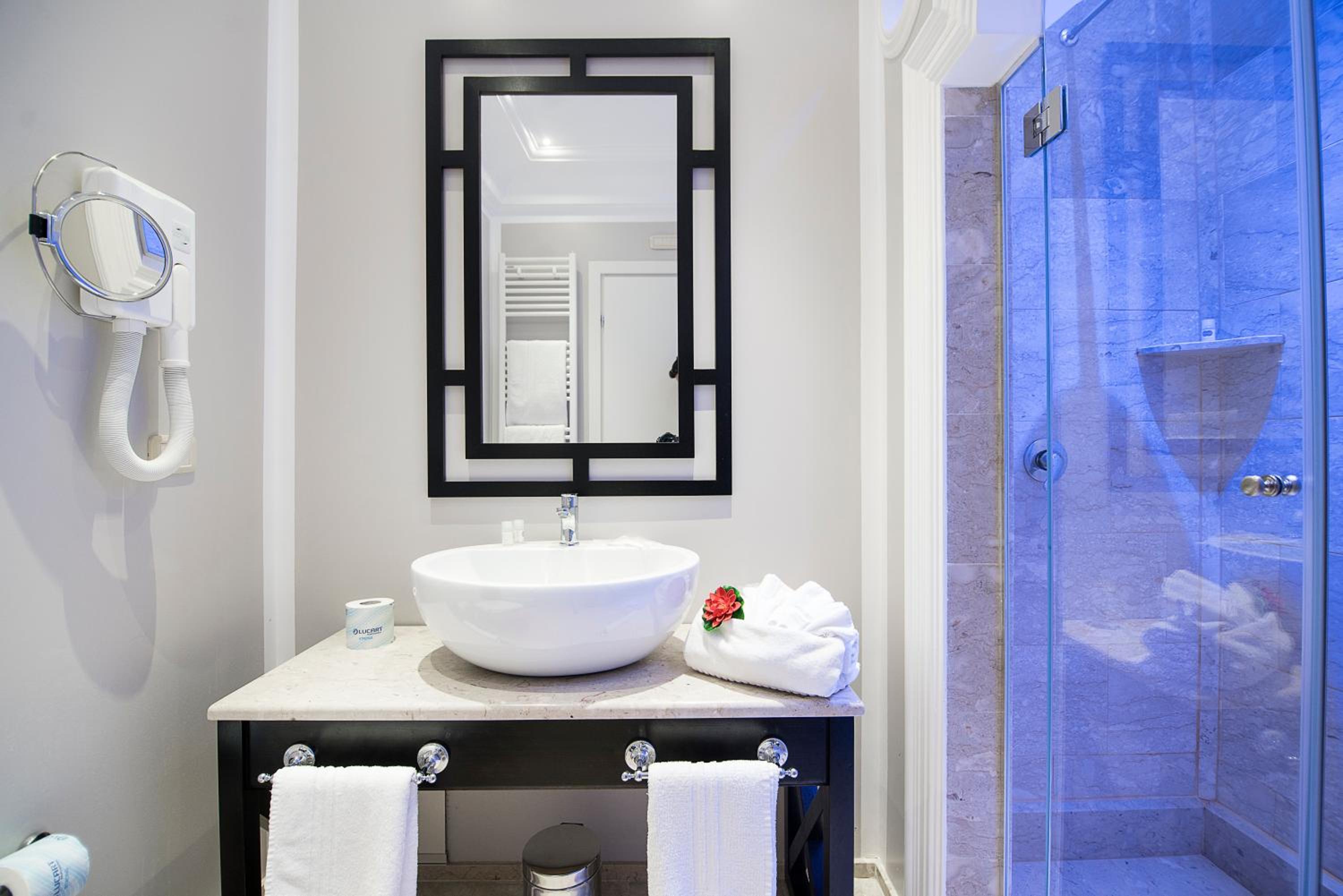 Suite - Photo 7
