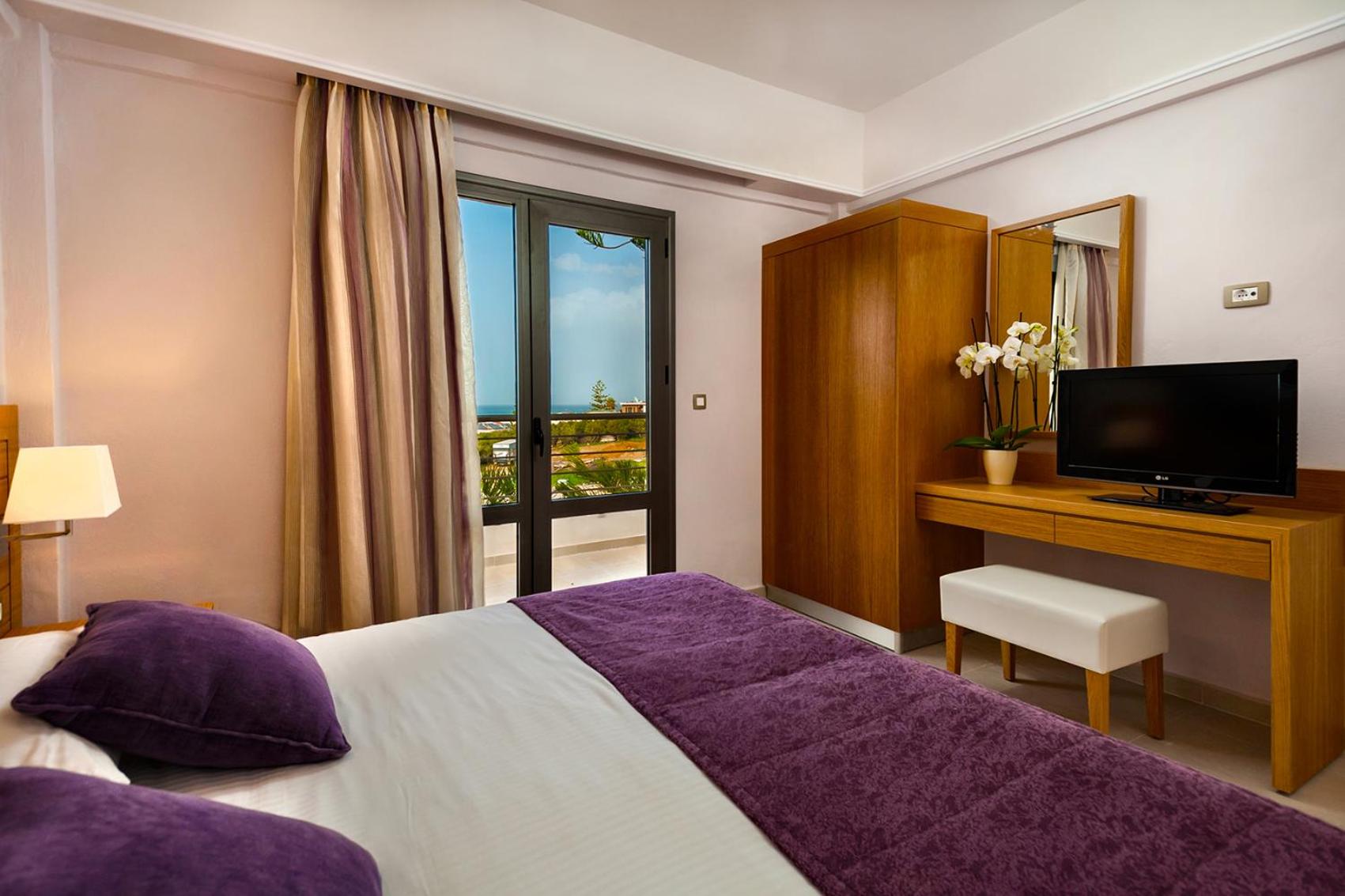 Double Room with Pool or Garden View - Photo 20