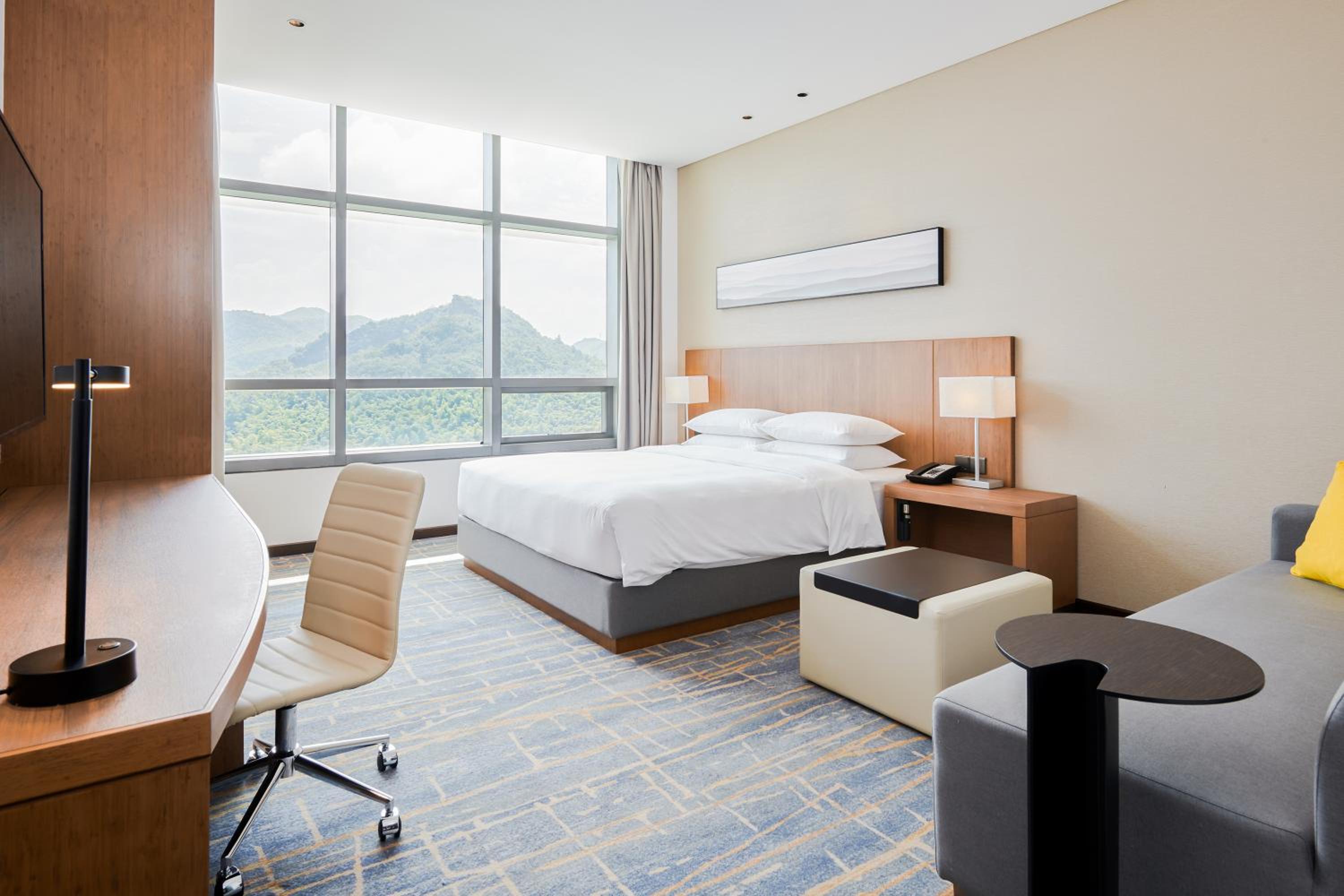 King Room with Sofa Bed and View - Photo 4