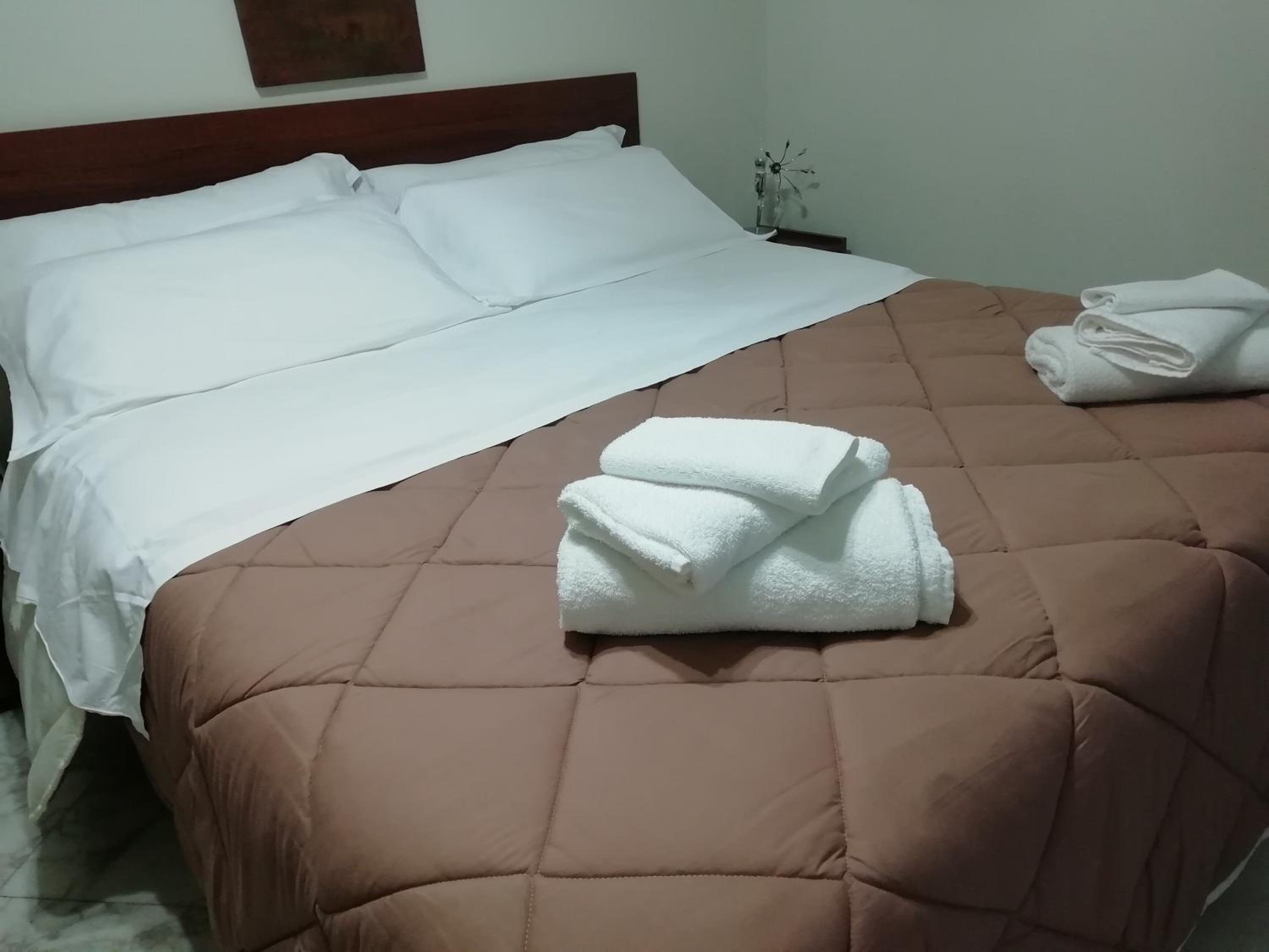 Double Room with Balcony - Photo 10