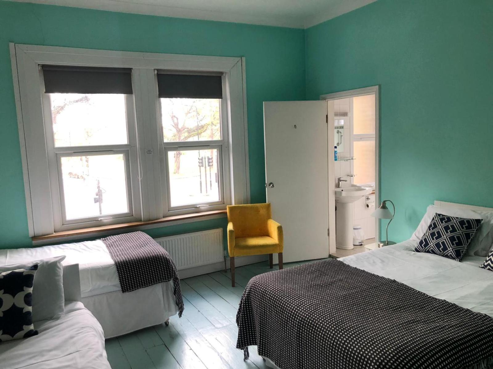 Quadruple Room with Private Bathroom photo 3