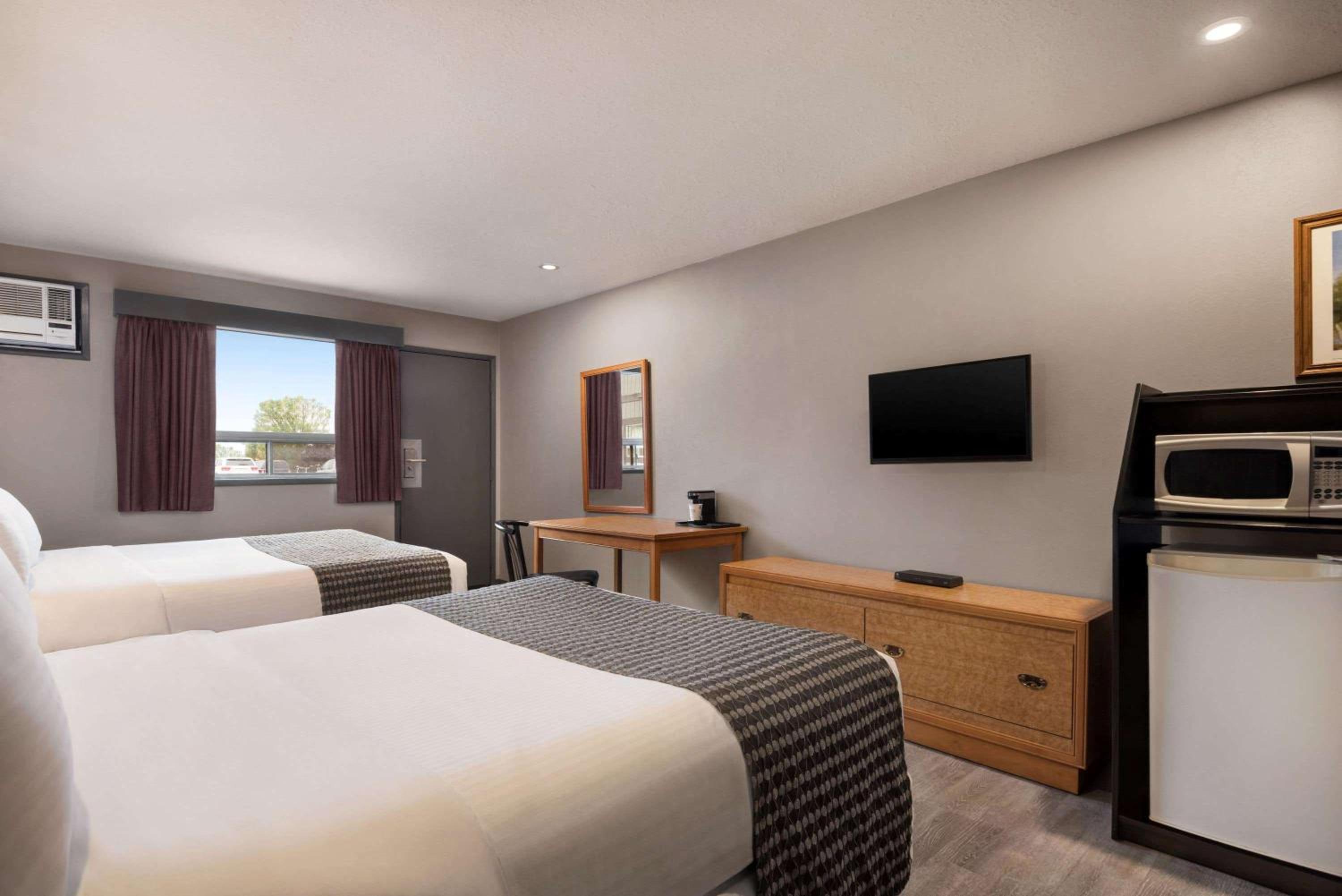 Queen Room with Two Queen Beds - Mobility Access/Non-Smoking photo 1