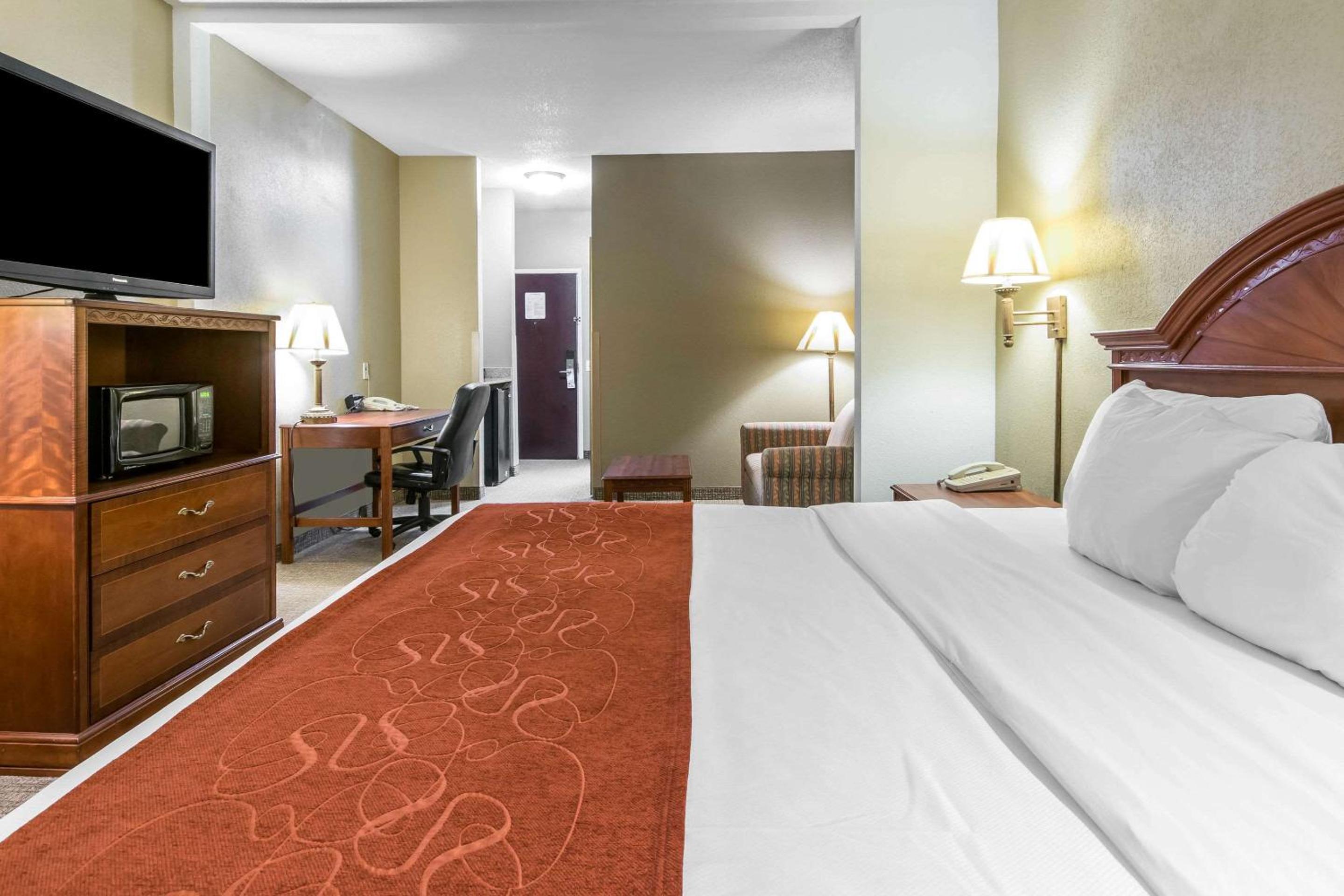 King Suite - Non-Smoking - Photo 2
