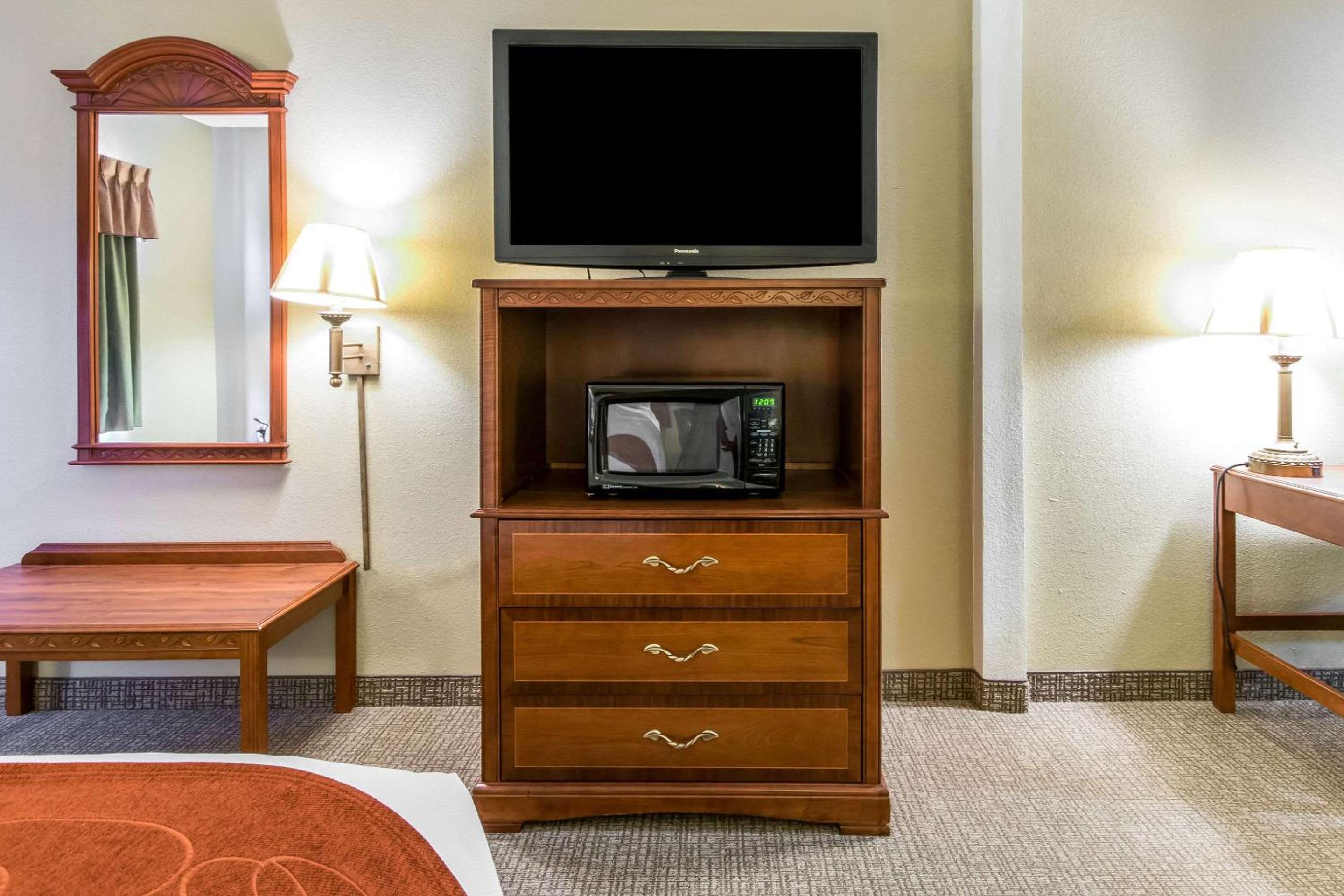 King Suite - Non-Smoking - Photo 4