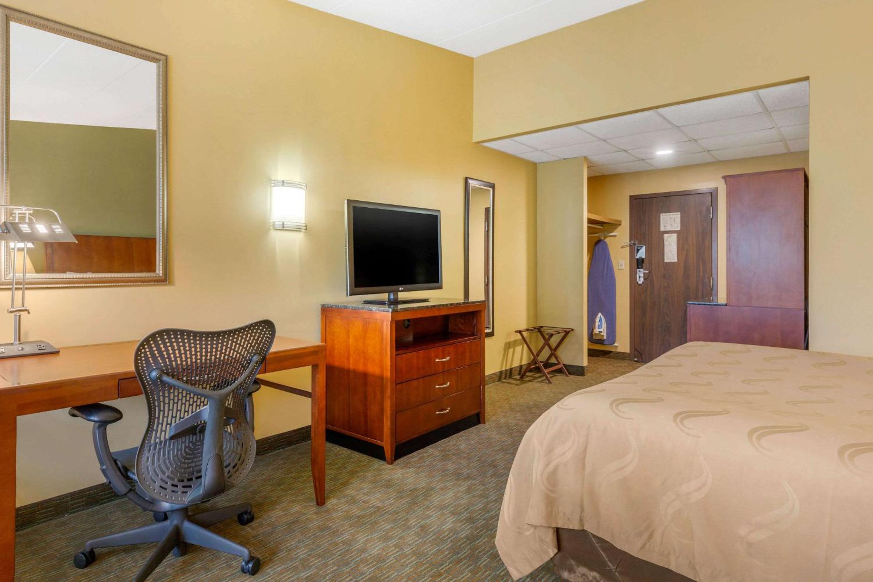 King Room - Non-Smoking - Photo 1