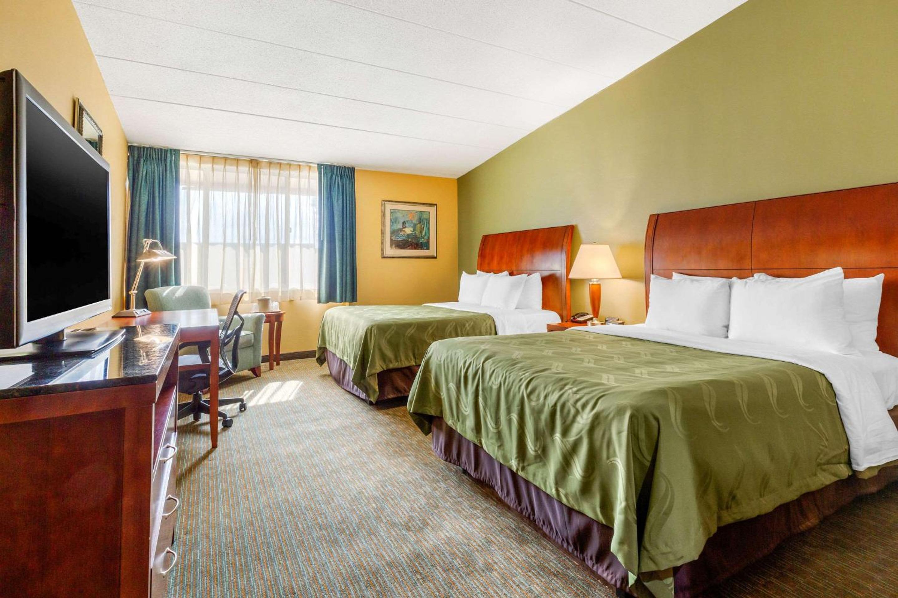 Queen Room with Two Queen Beds - Non-Smoking - Photo 2