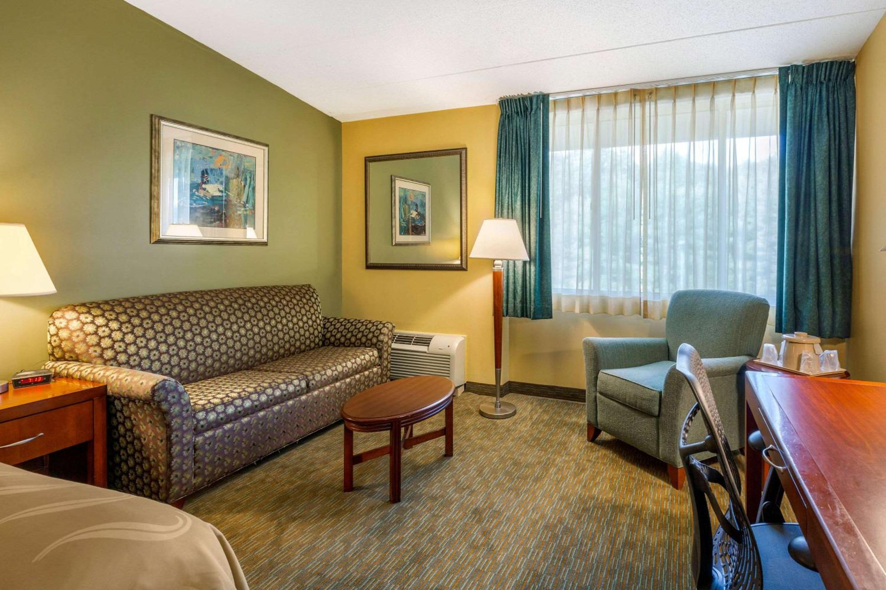 King Room - Non-Smoking - Photo 4