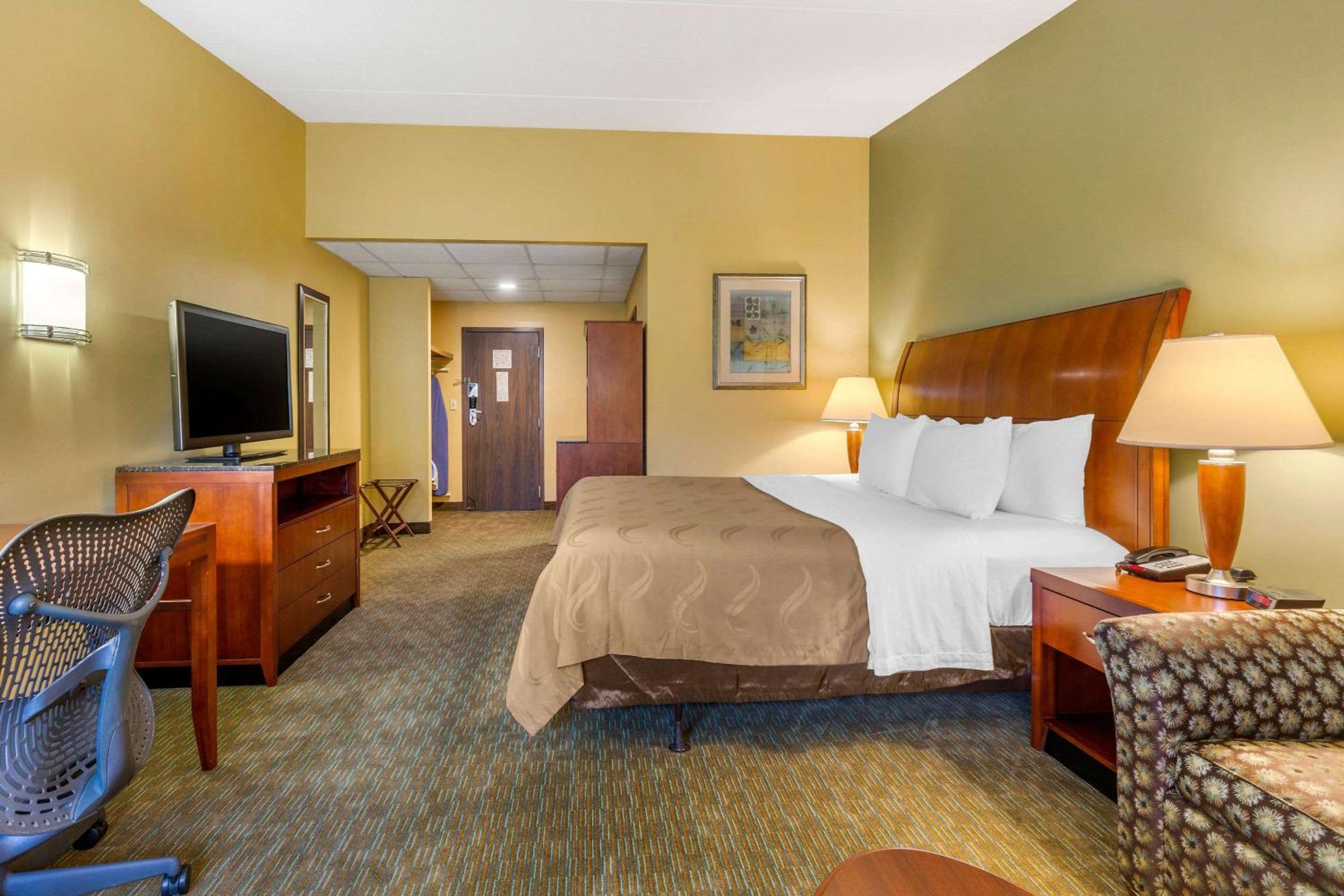 King Room - Non-Smoking - Photo 3