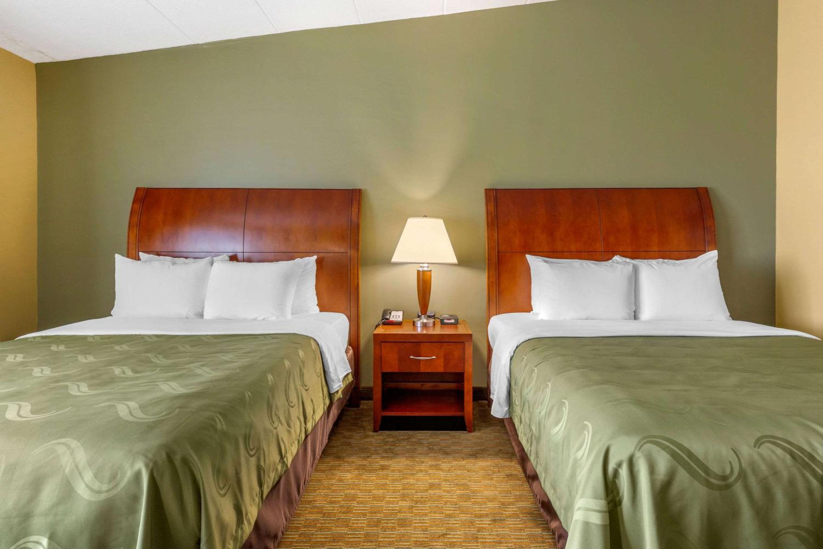 Queen Room with Two Queen Beds - Non-Smoking - Photo 3