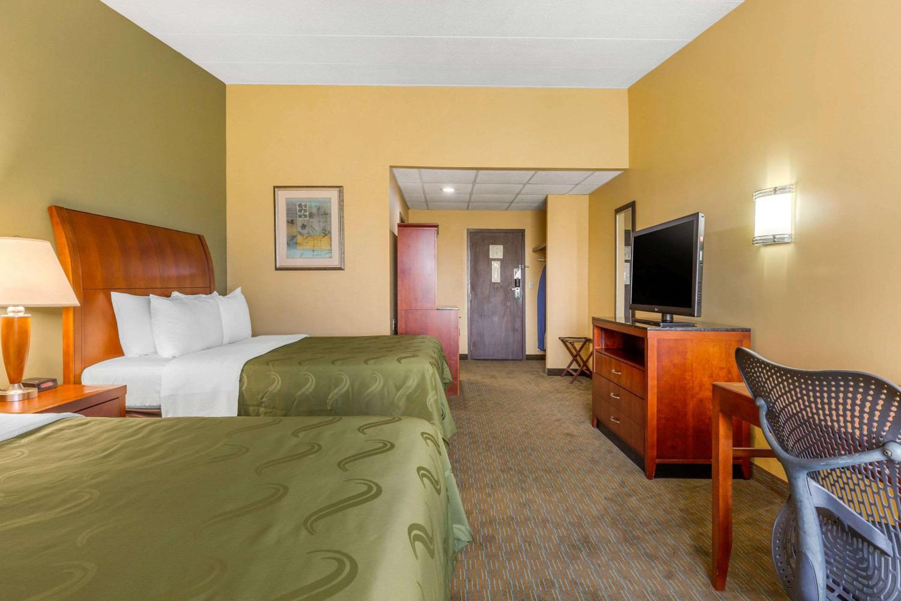 Queen Room with Two Queen Beds - Non-Smoking - Photo 4