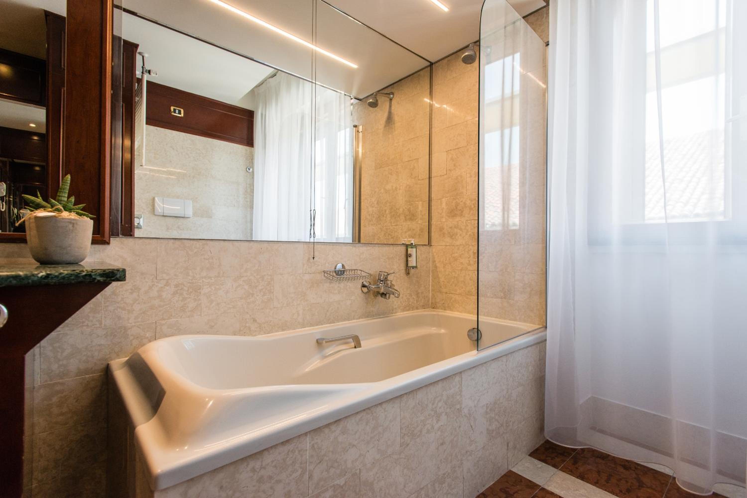 Deluxe Double or Twin Room - Photo 4