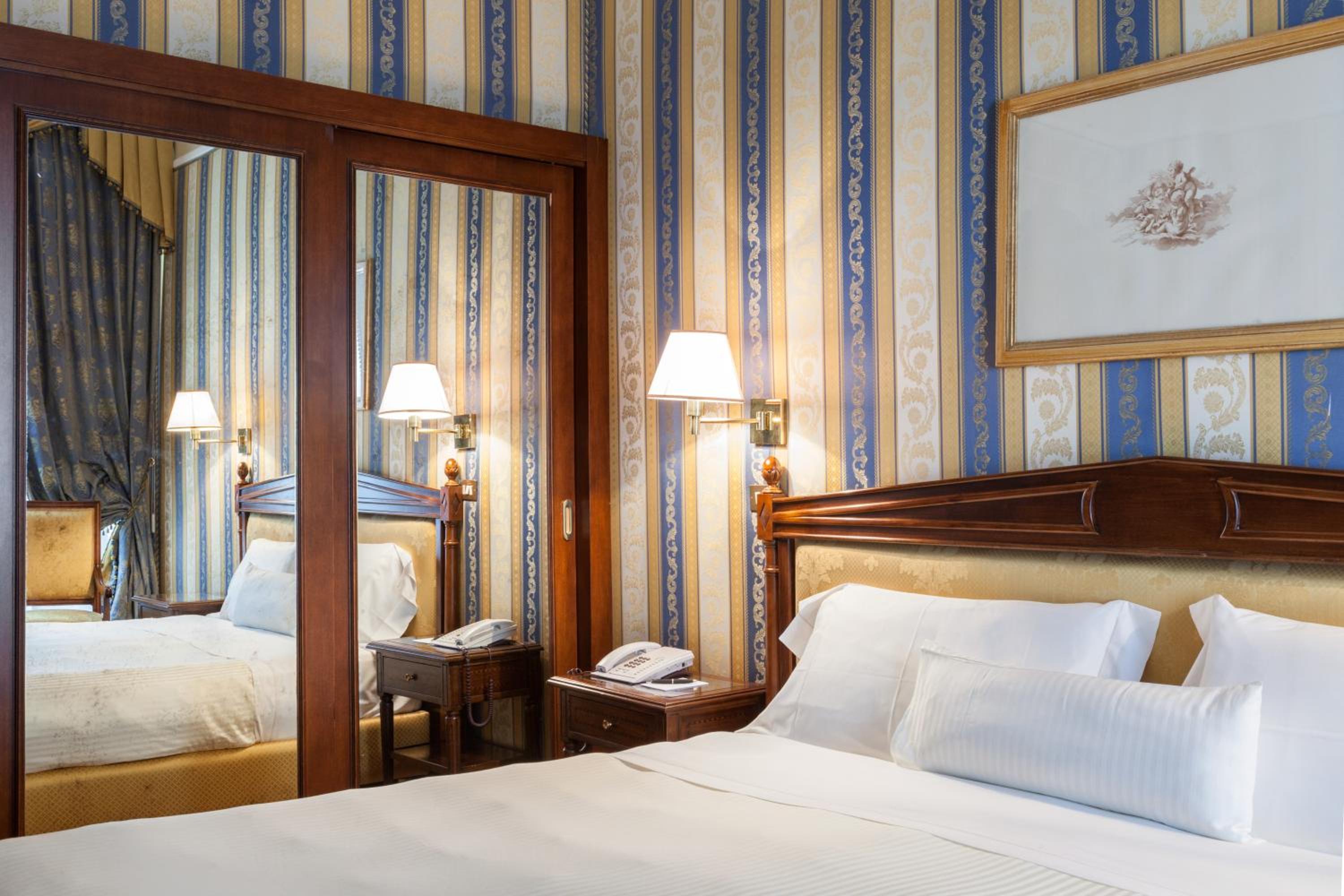 Deluxe Double Room thumbnail 6