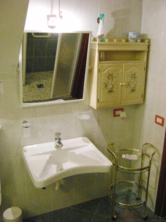 Double or Twin Room - Photo 4