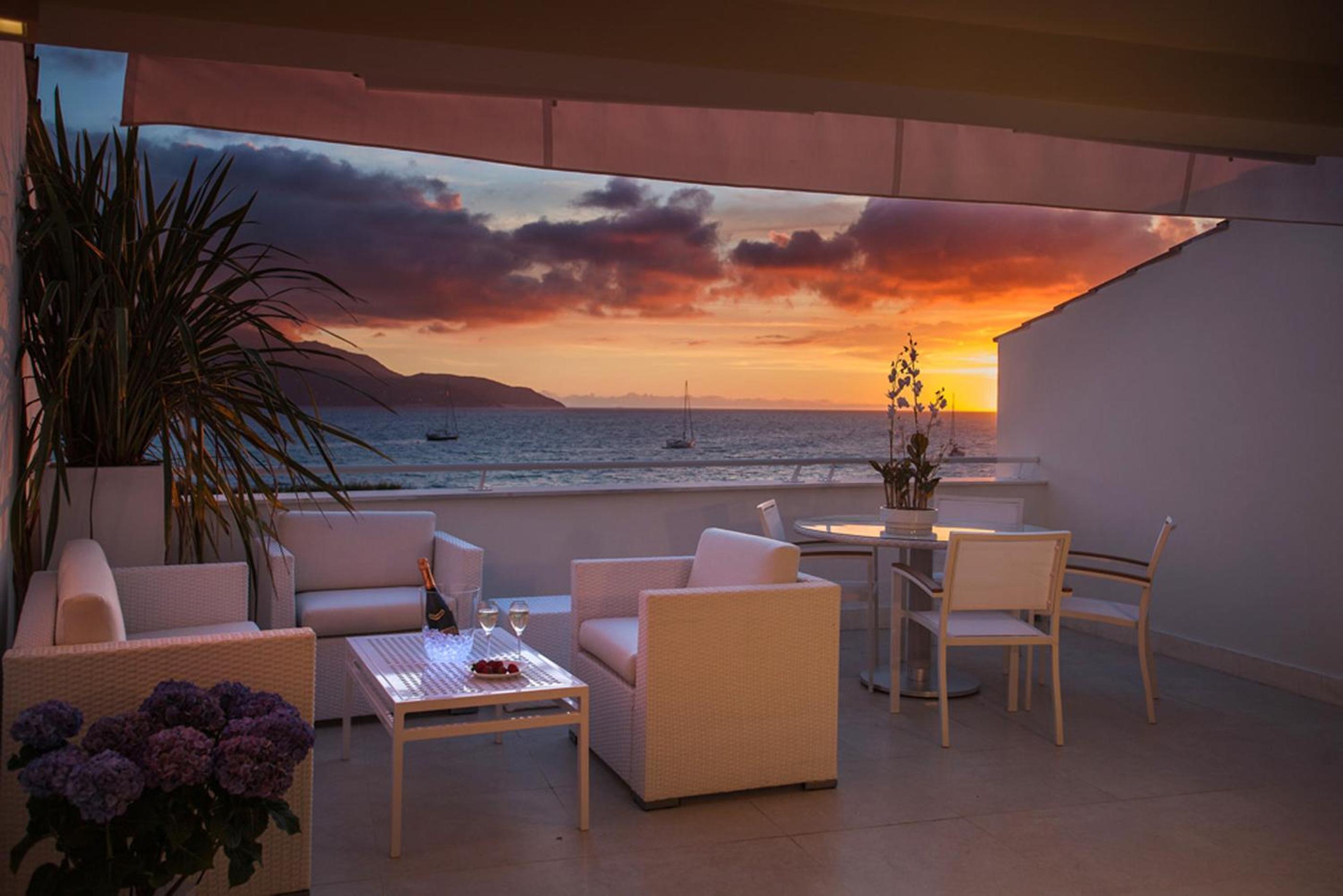 One-Bedroom Suite with Sea View
