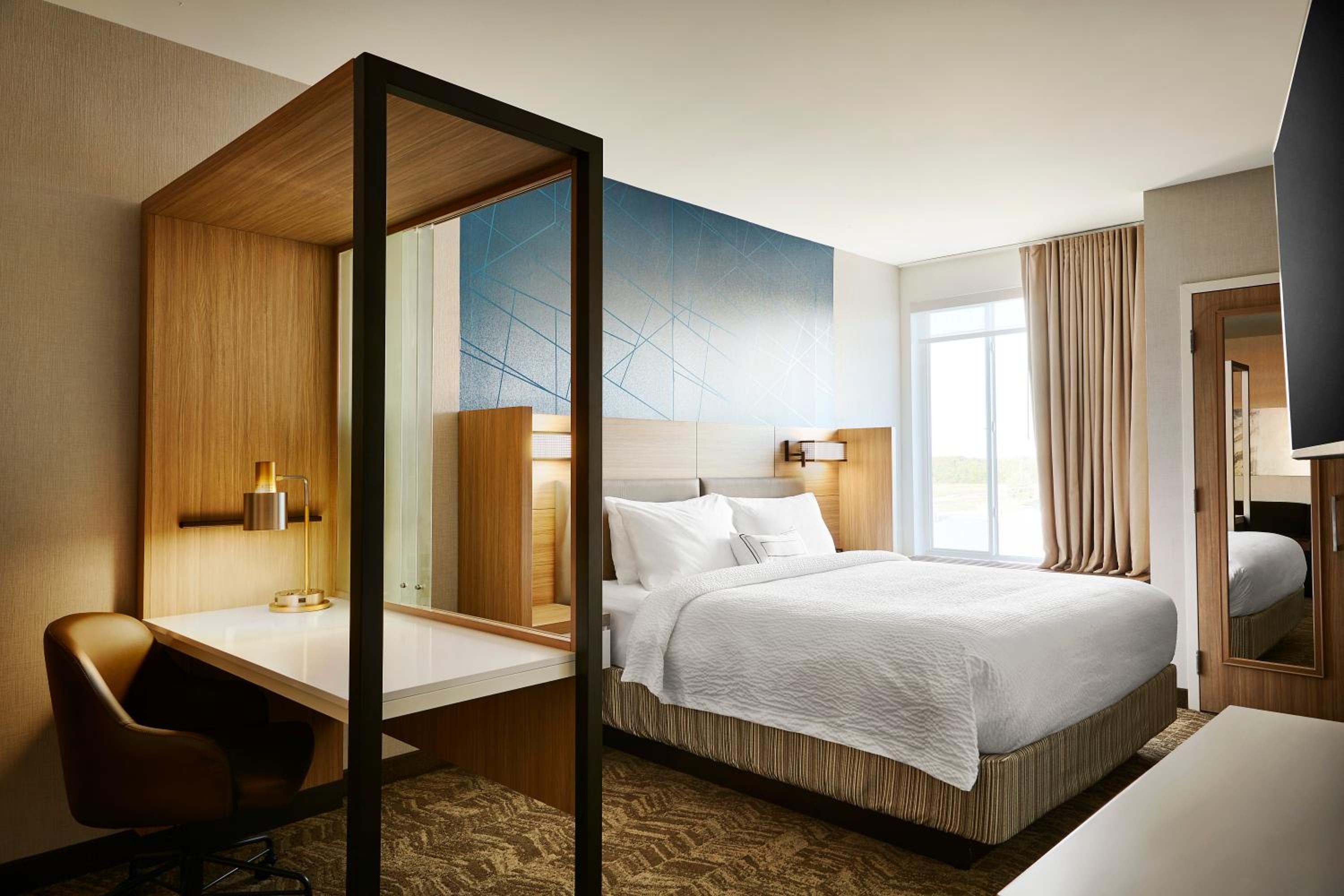 Suite, 1 King, Sofa bed, City view - Photo 3