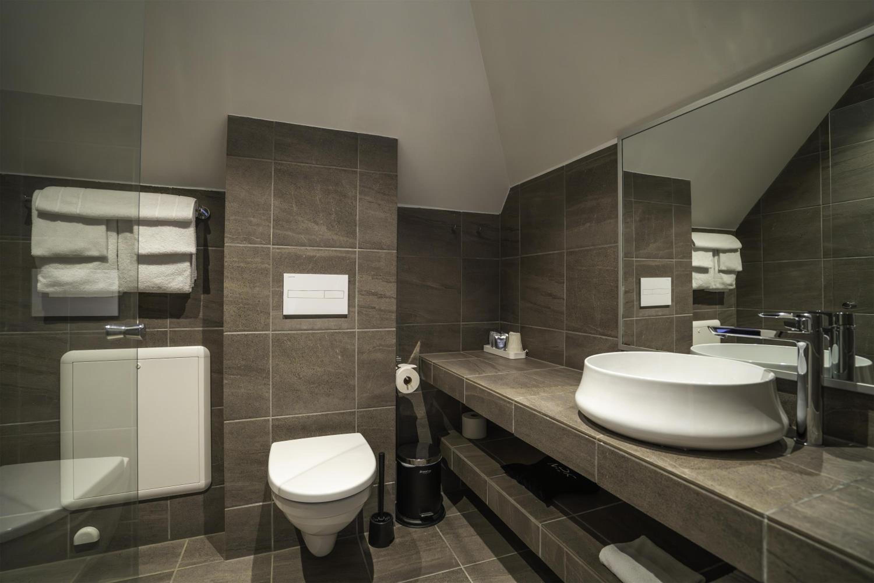 One-Bedroom Apartment thumbnail 5