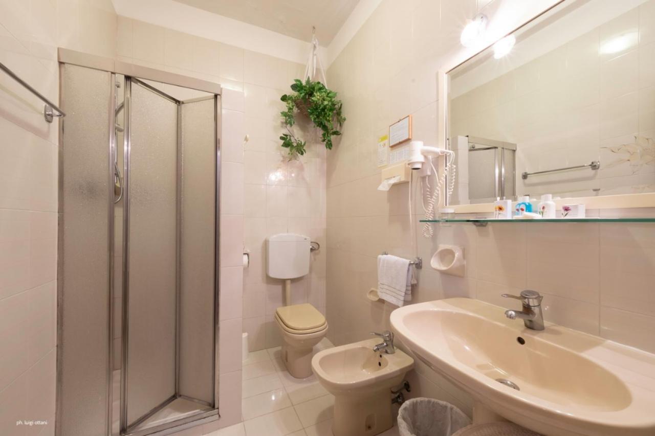 Classic Double or Twin Room - Photo 10