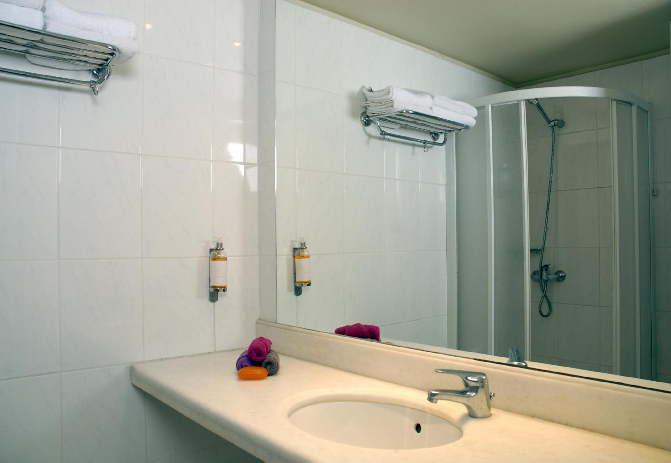 Triple Room (2 Adults + 1 Child) - Photo 12