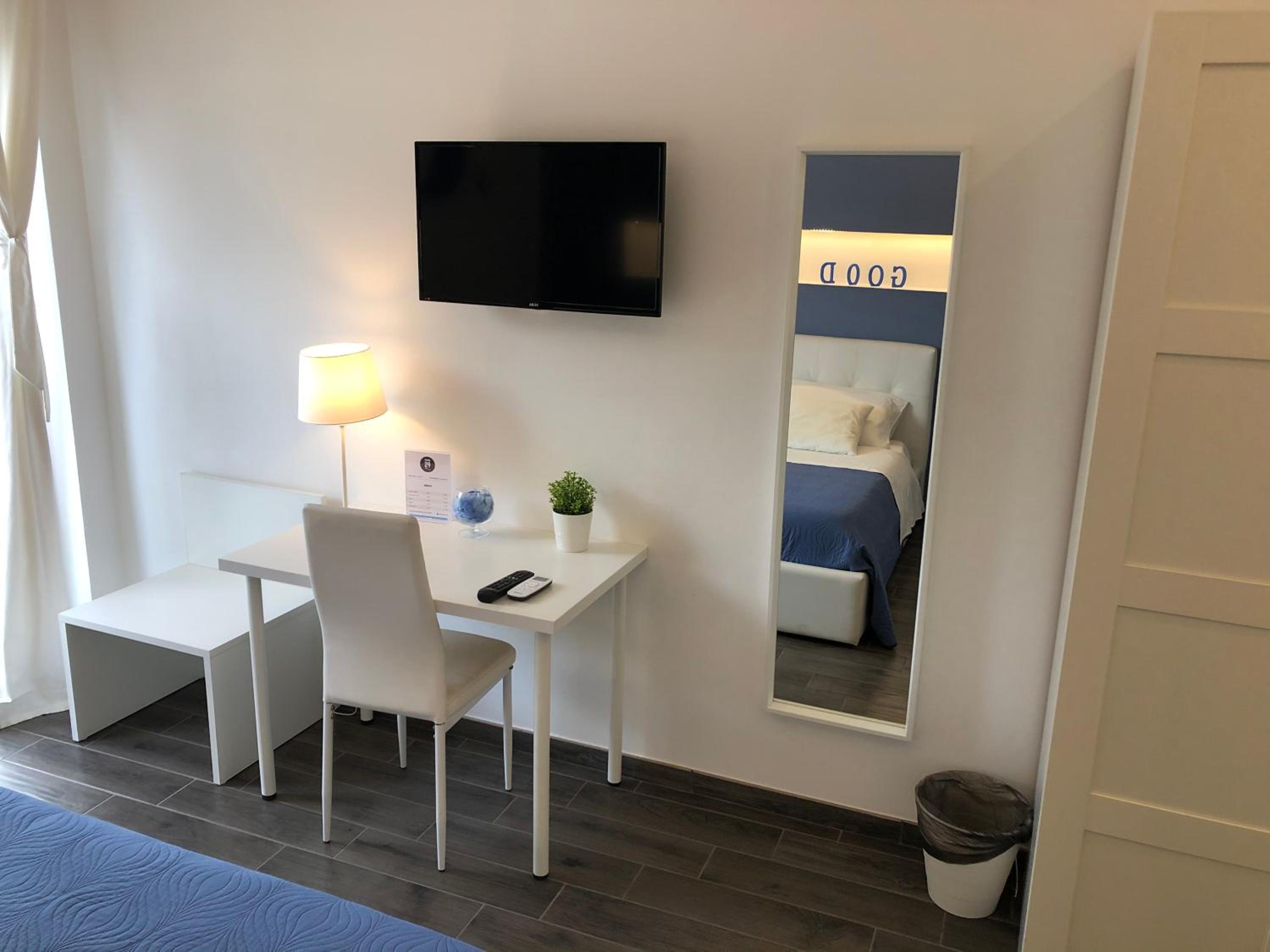 Deluxe King Room - Photo 9