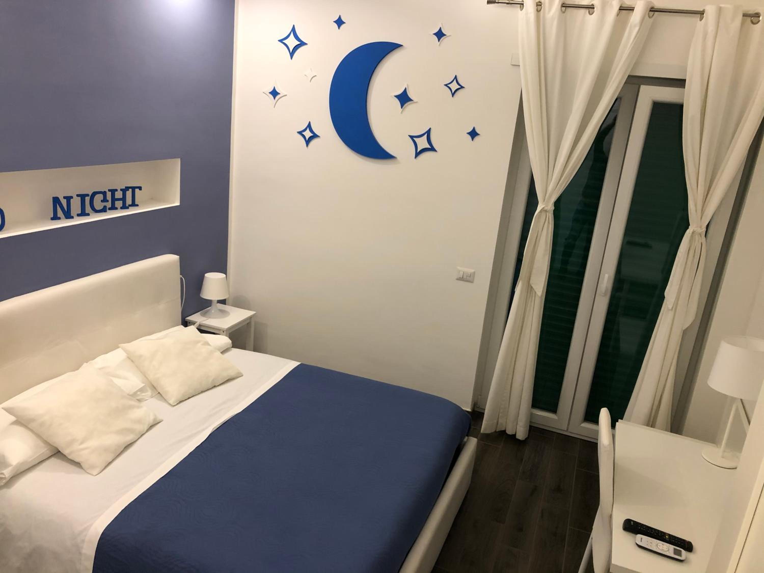 Deluxe King Room - Photo 10