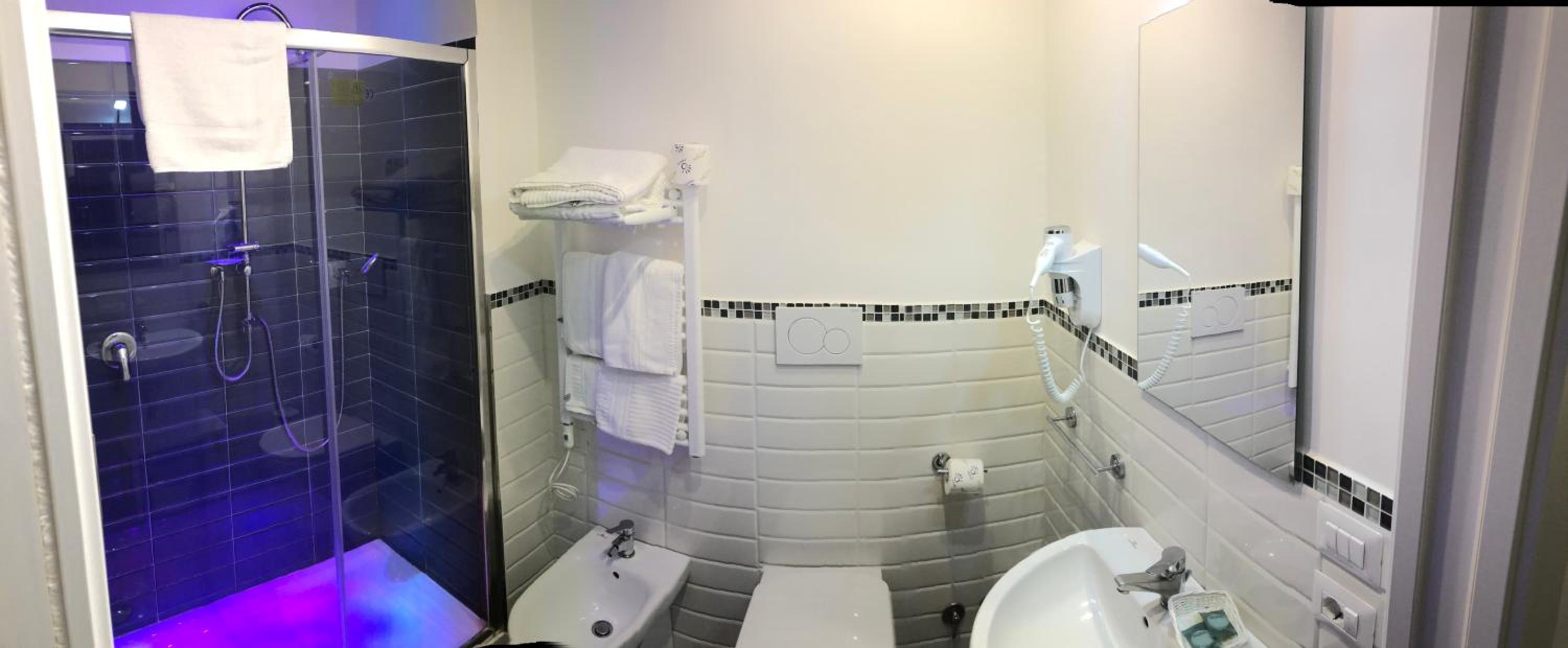 Deluxe King Room - Photo 24