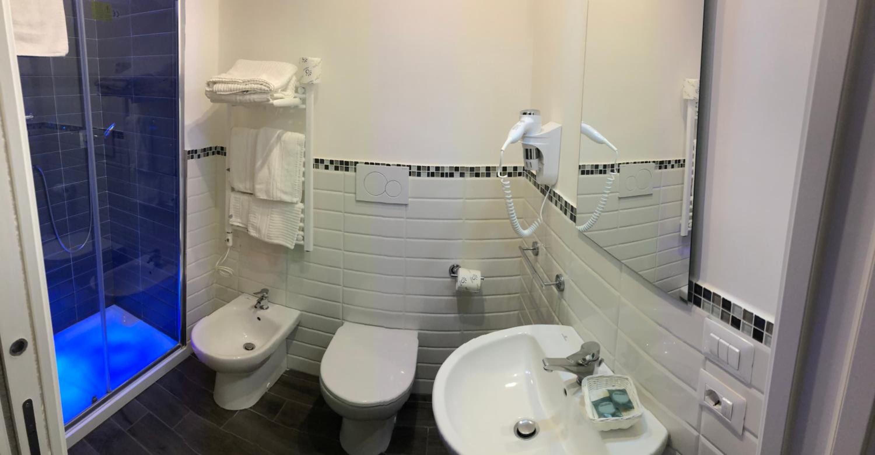 Deluxe King Room - Photo 23