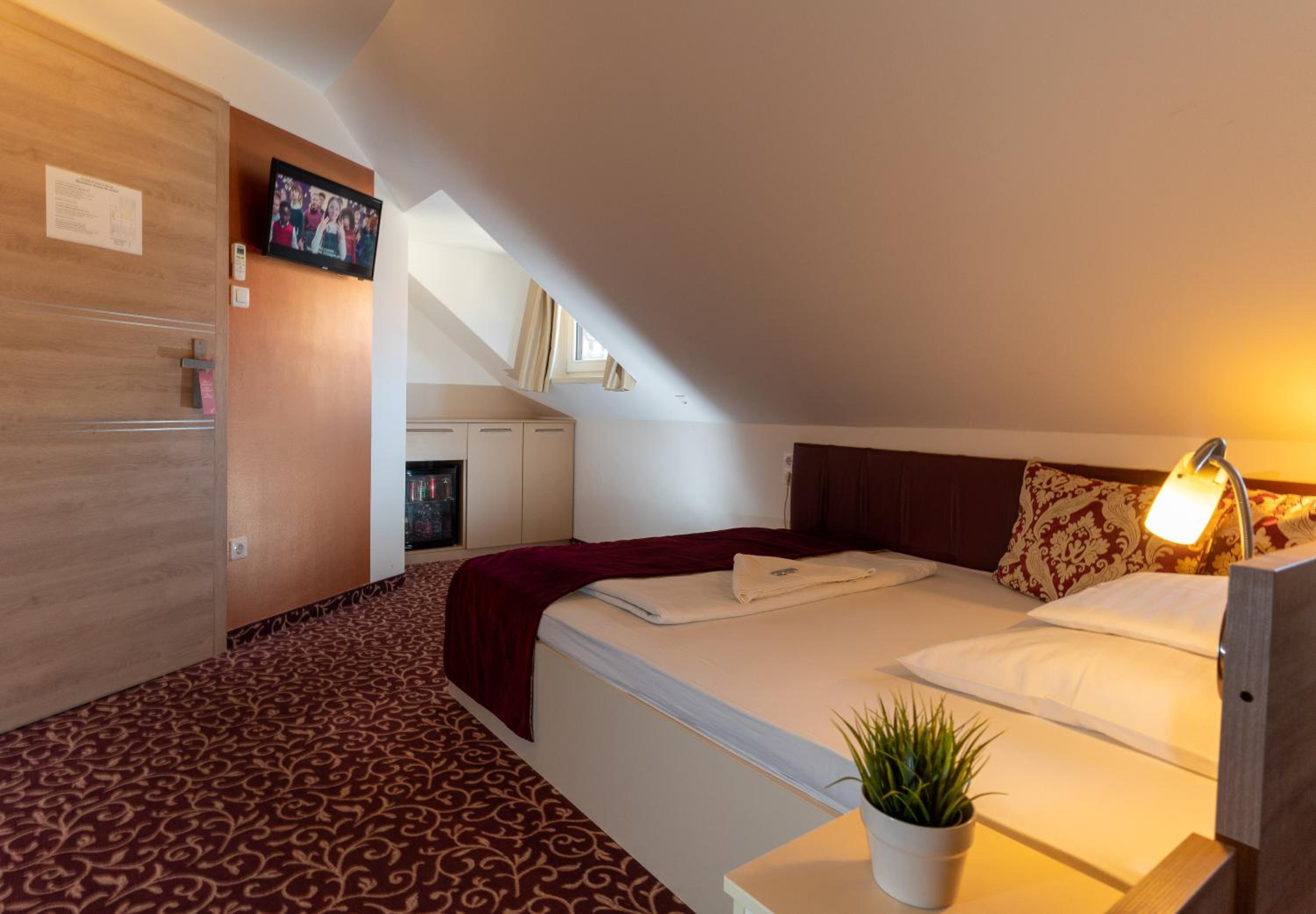 Double Room - Photo 28