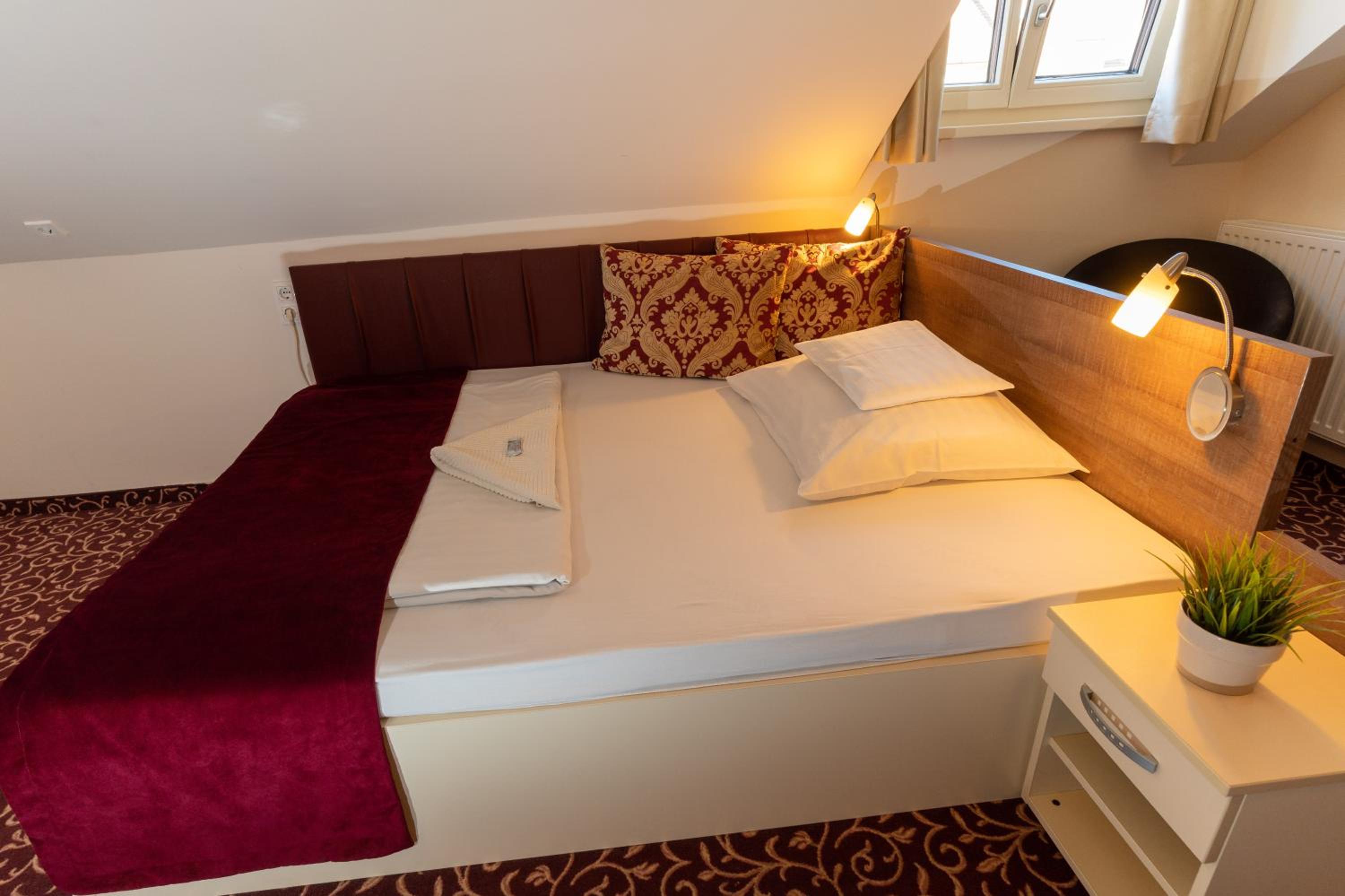 Double Room - Photo 26