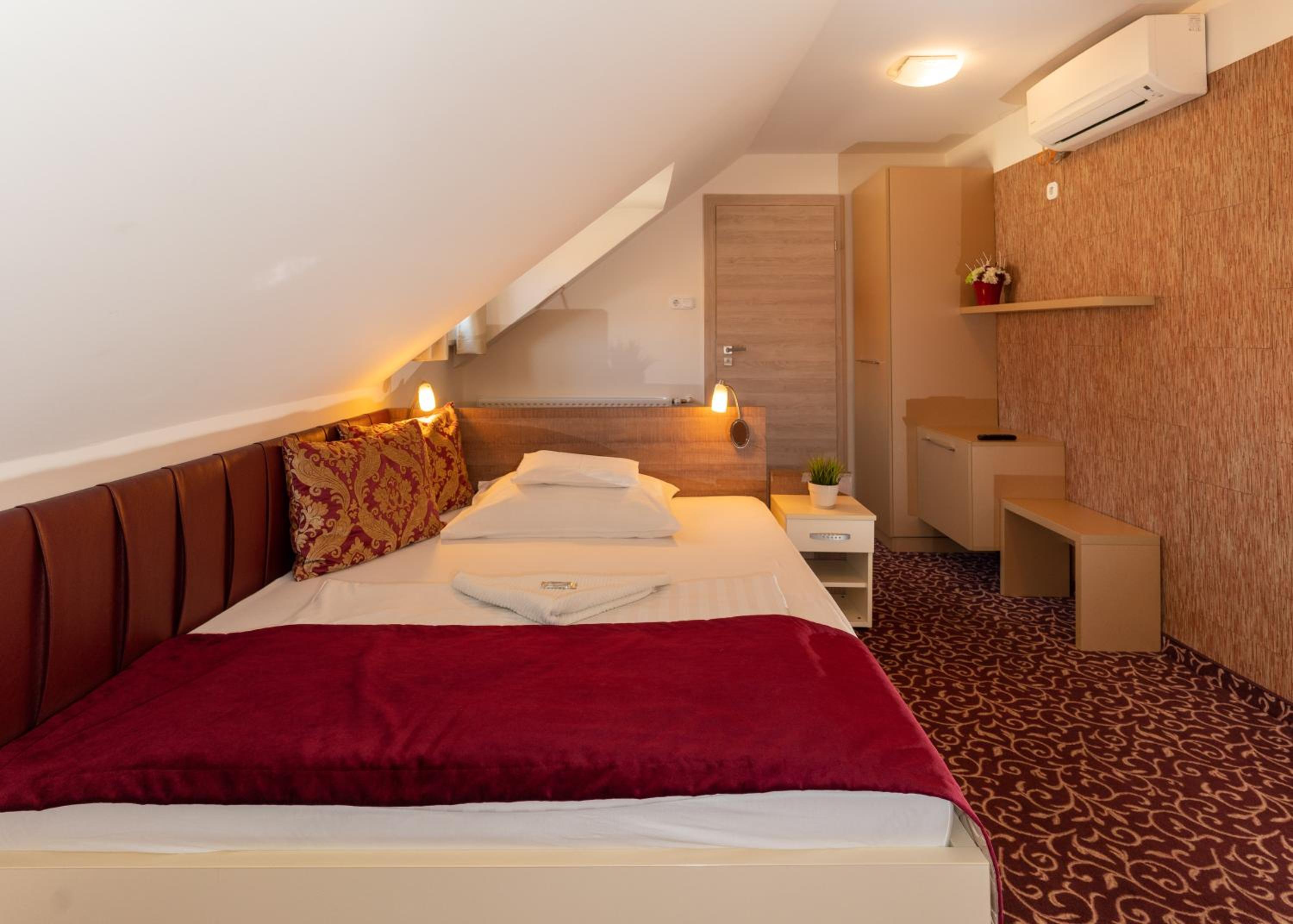 Double Room - Photo 25