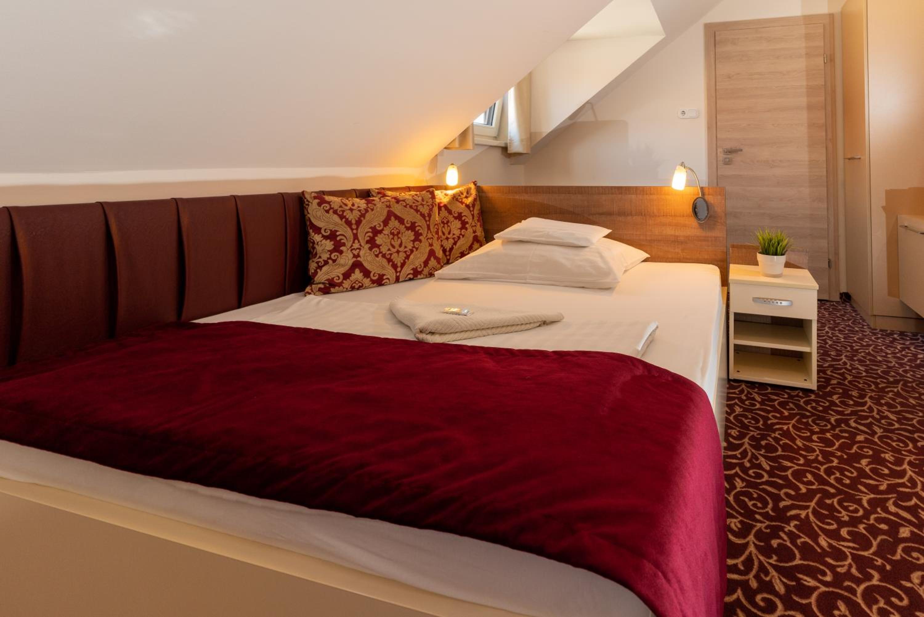 Double Room - Photo 24