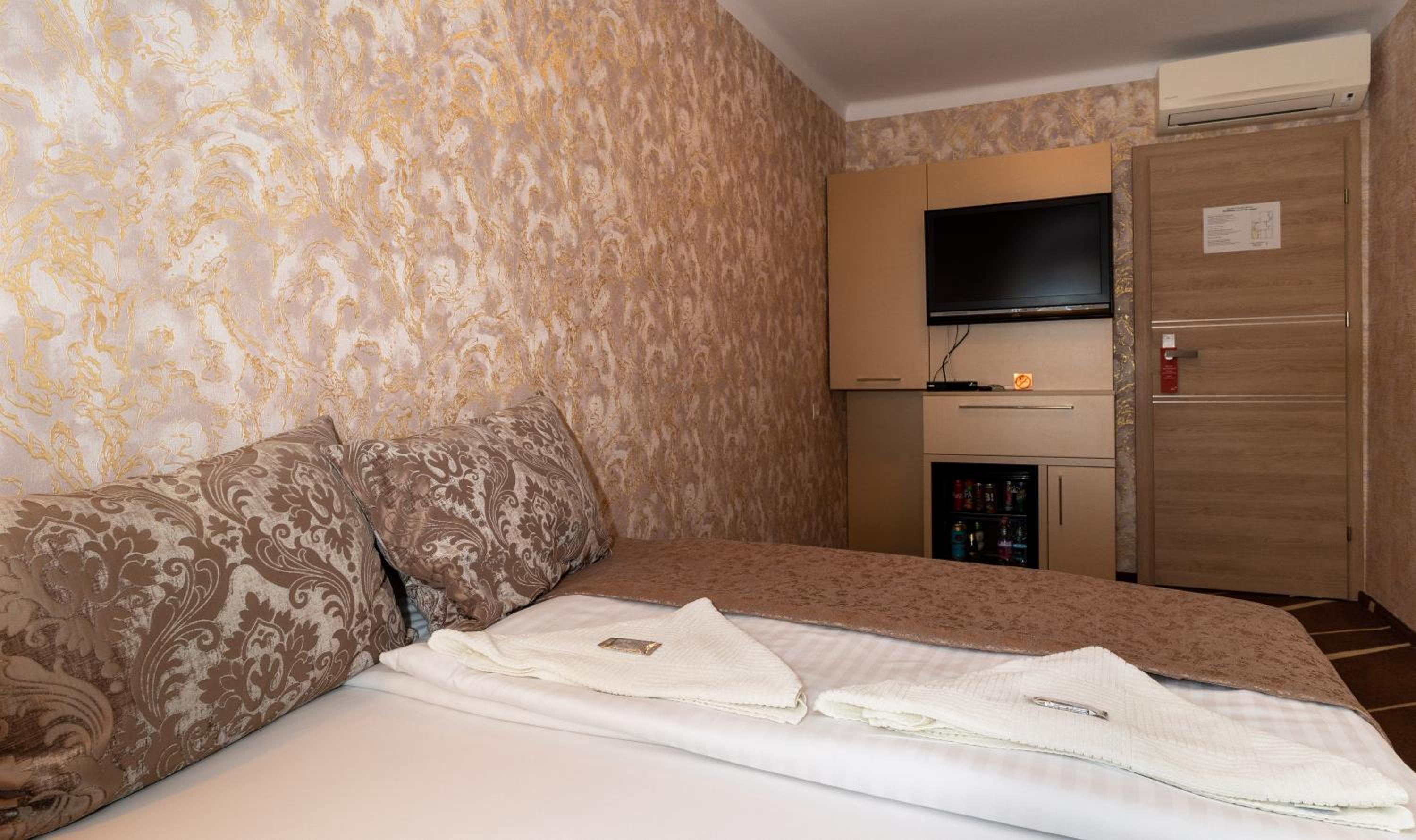 Double Room - Photo 14