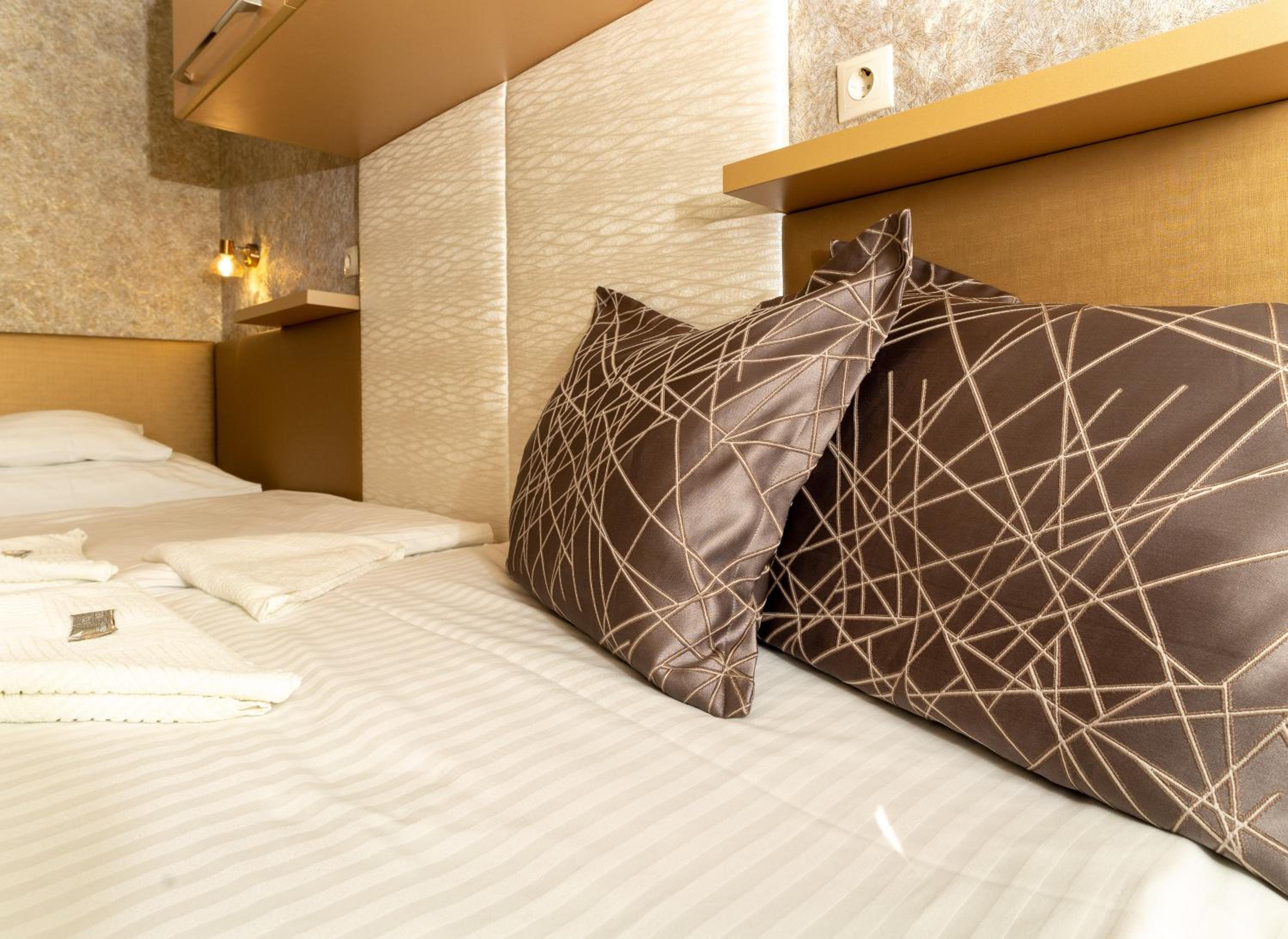 Twin Room - Photo 18