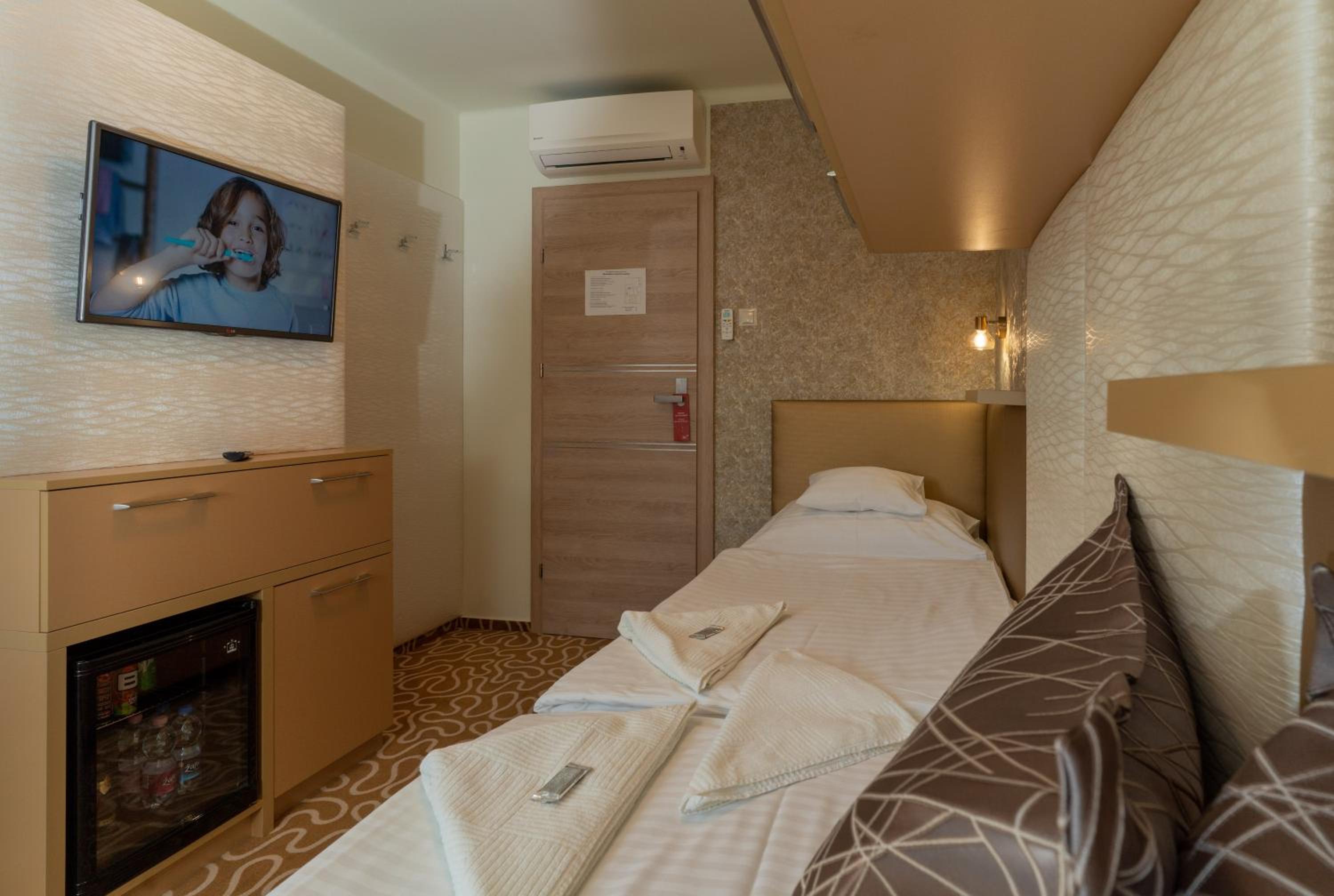 Twin Room - Photo 17