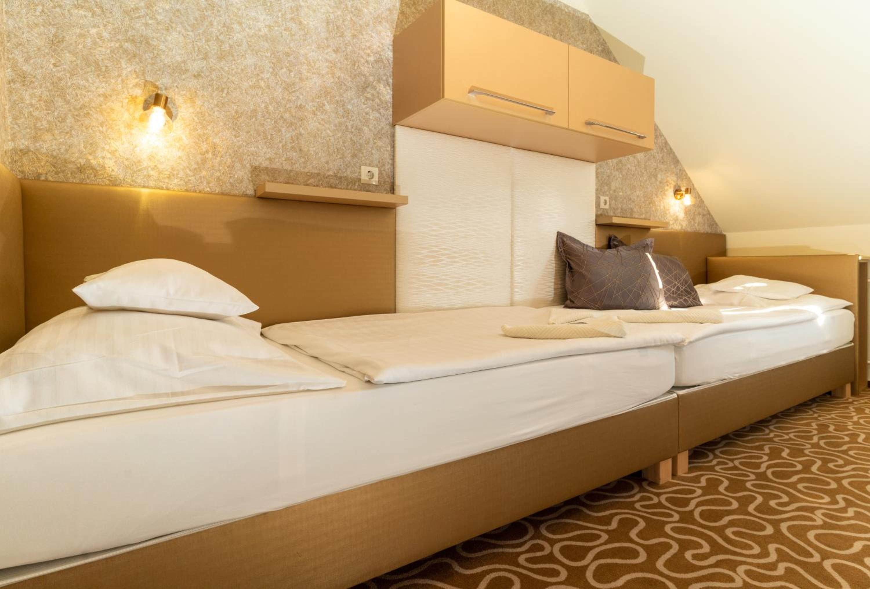 Twin Room - Photo 16