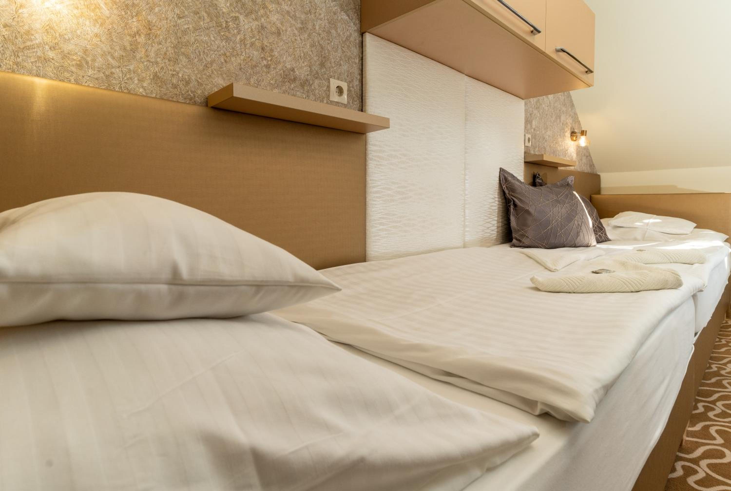 Twin Room - Photo 13