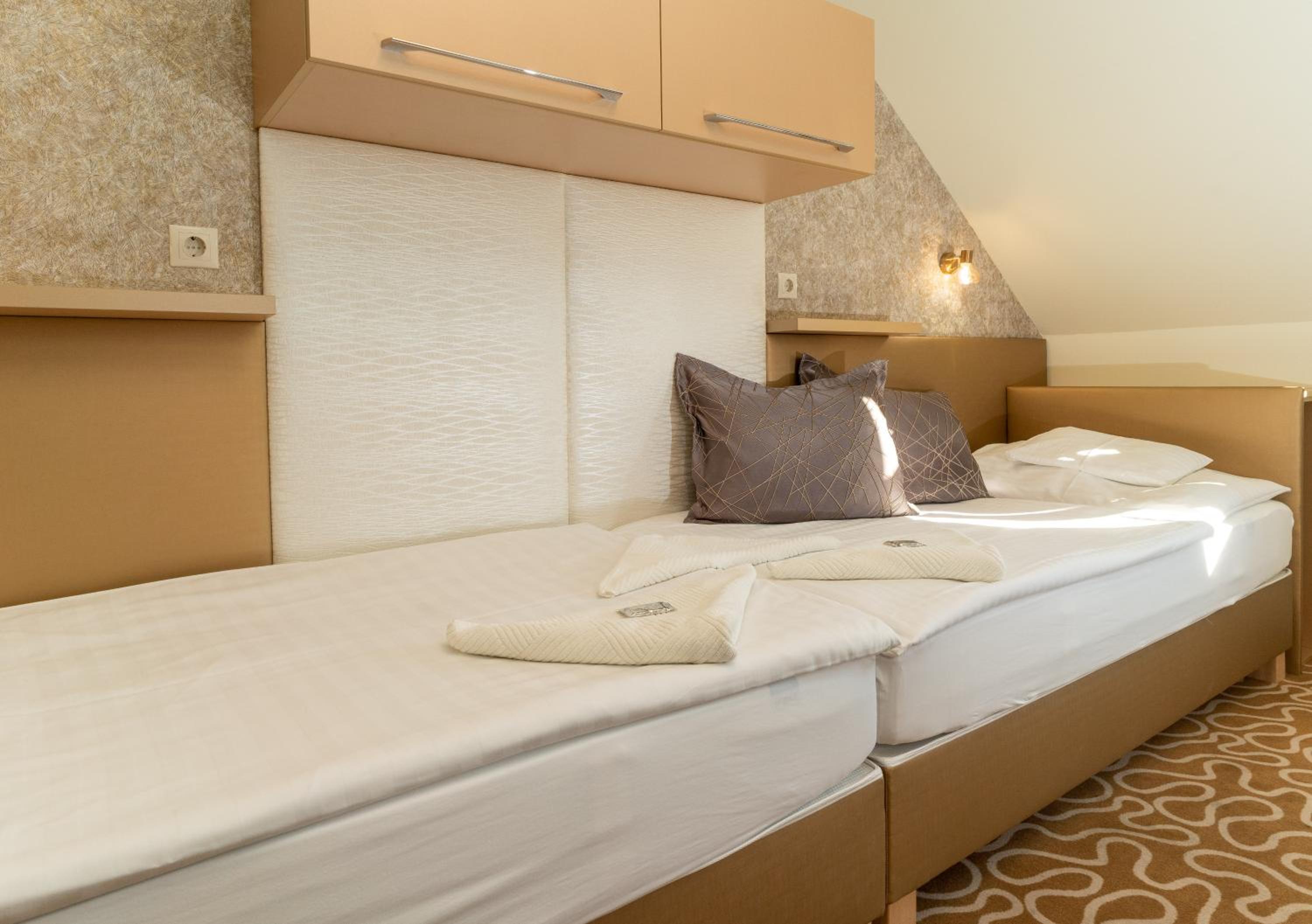 Twin Room - Photo 2