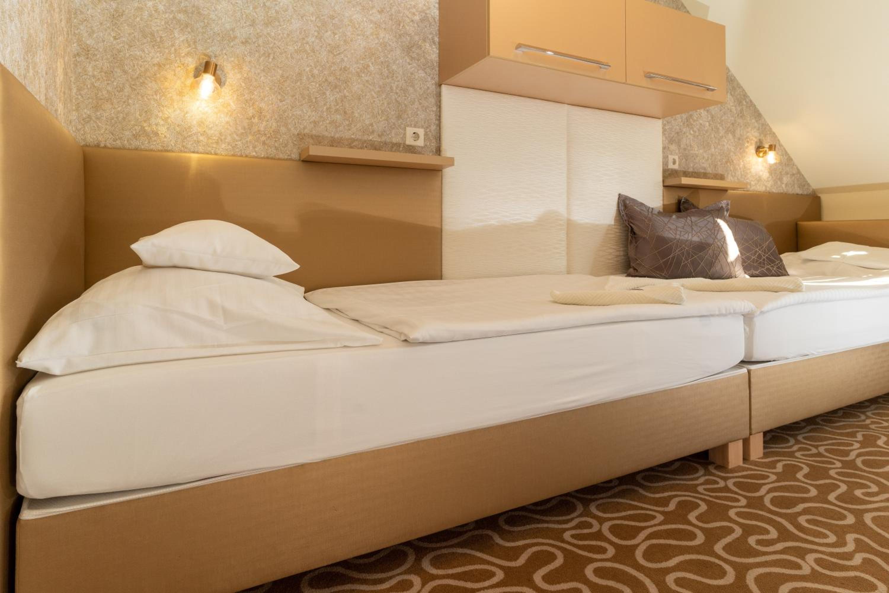 Twin Room - Photo 12