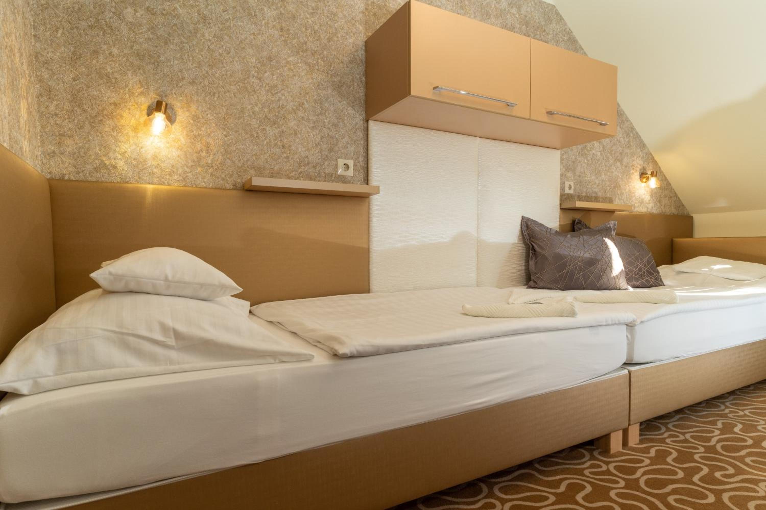 Twin Room - Photo 11