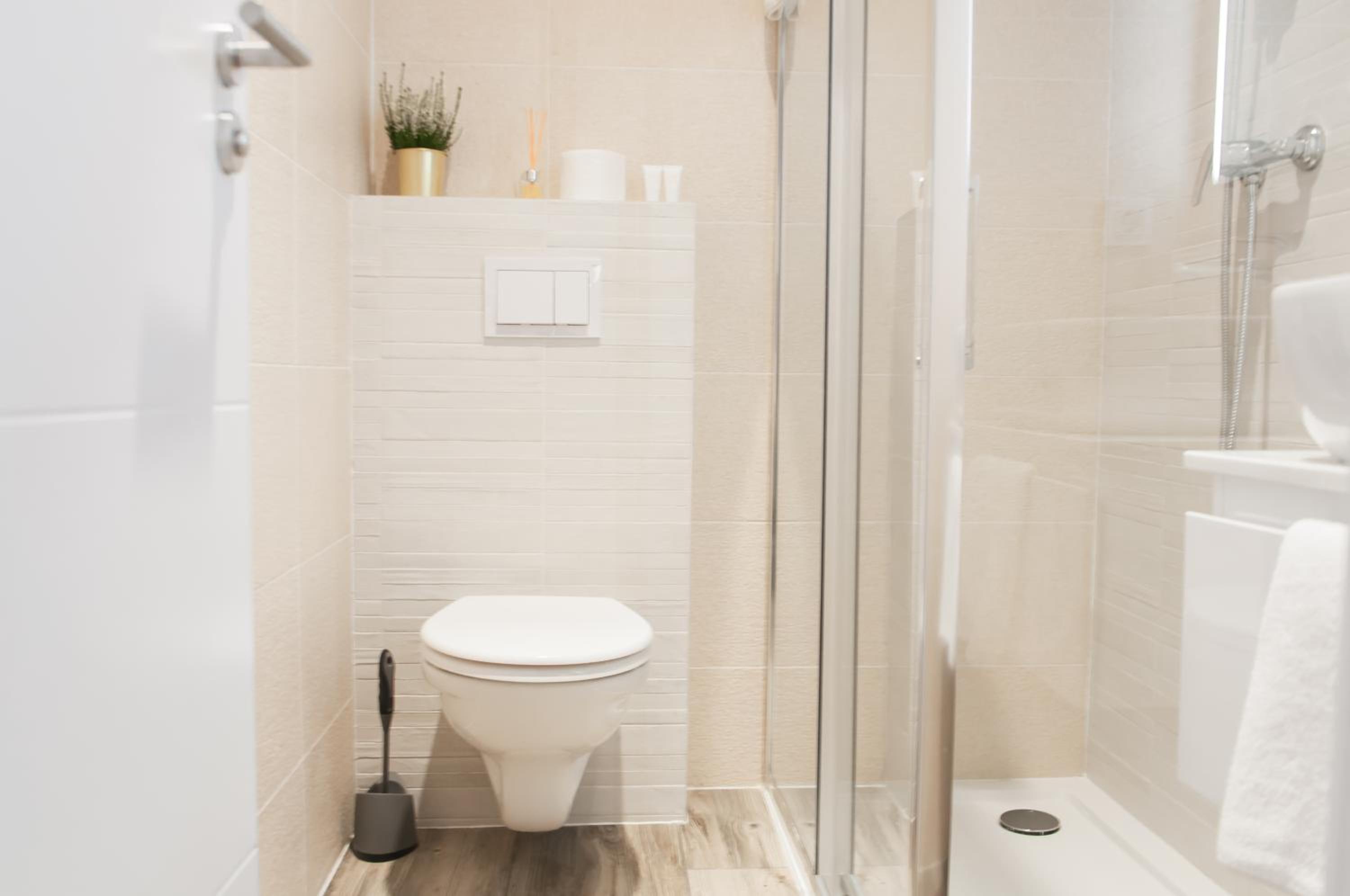 Double Room with Private Bathroom - Photo 38