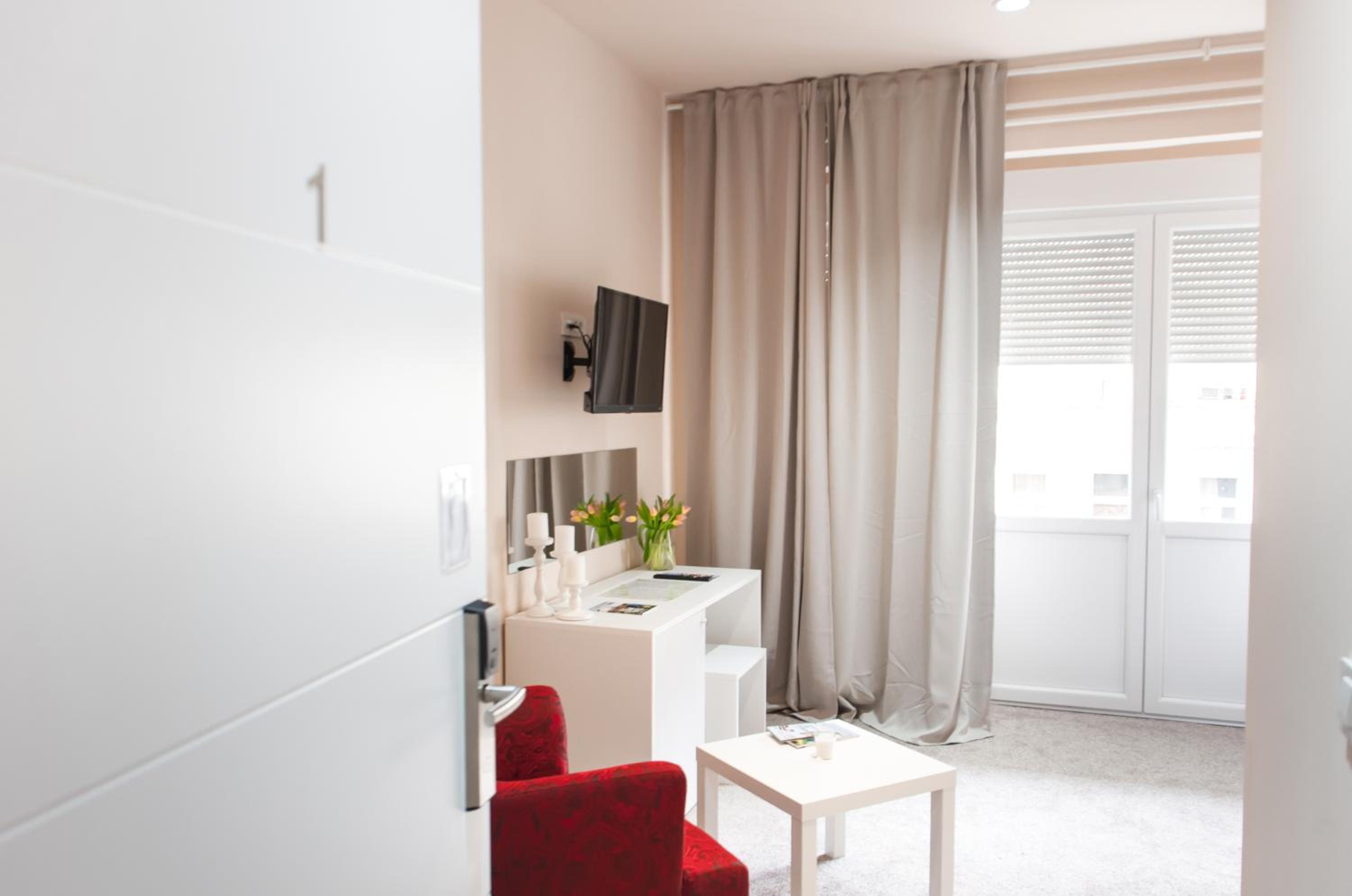 Double Room with Private Bathroom - Photo 19
