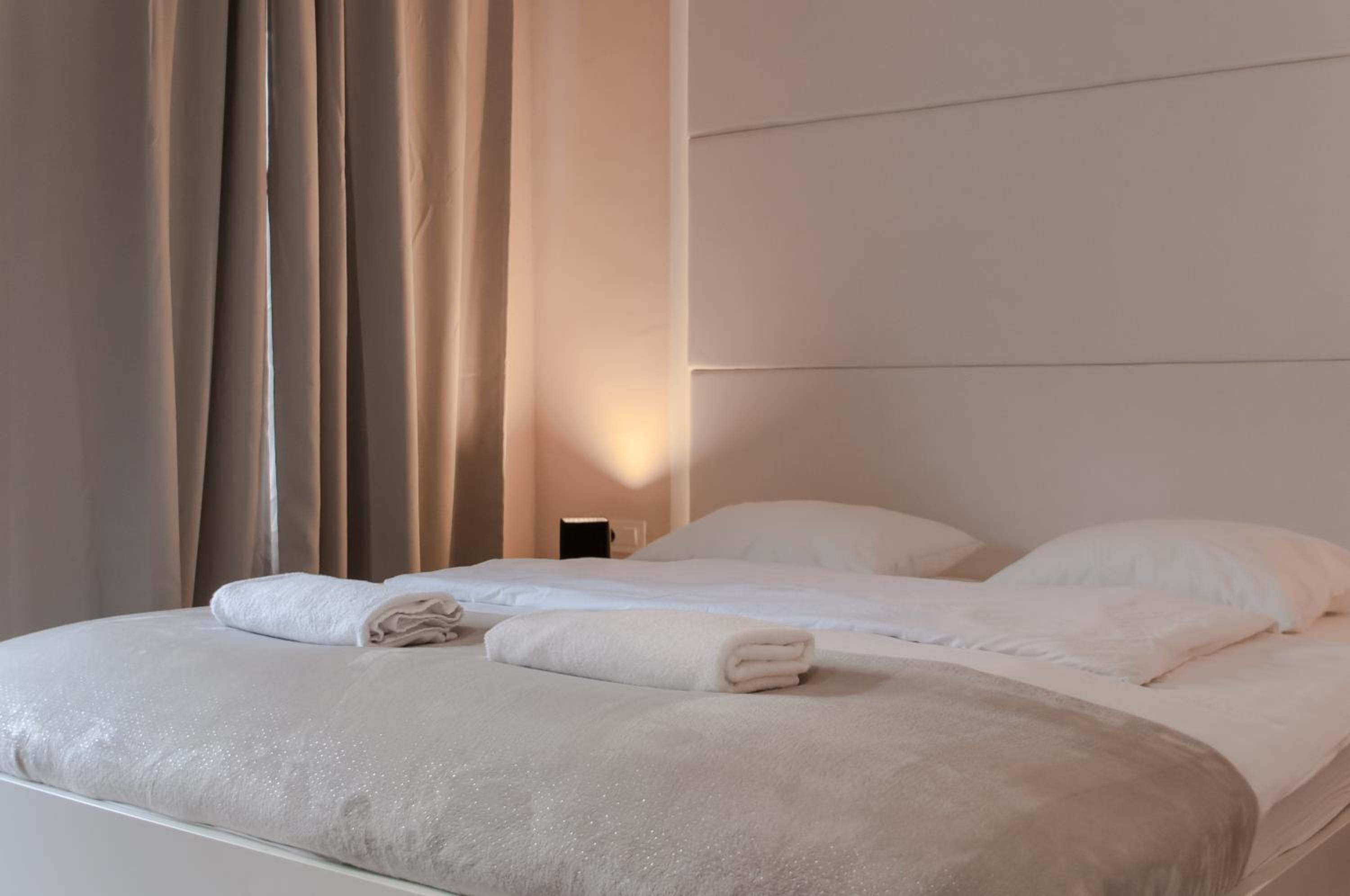Double Room with Private Bathroom - Photo 12