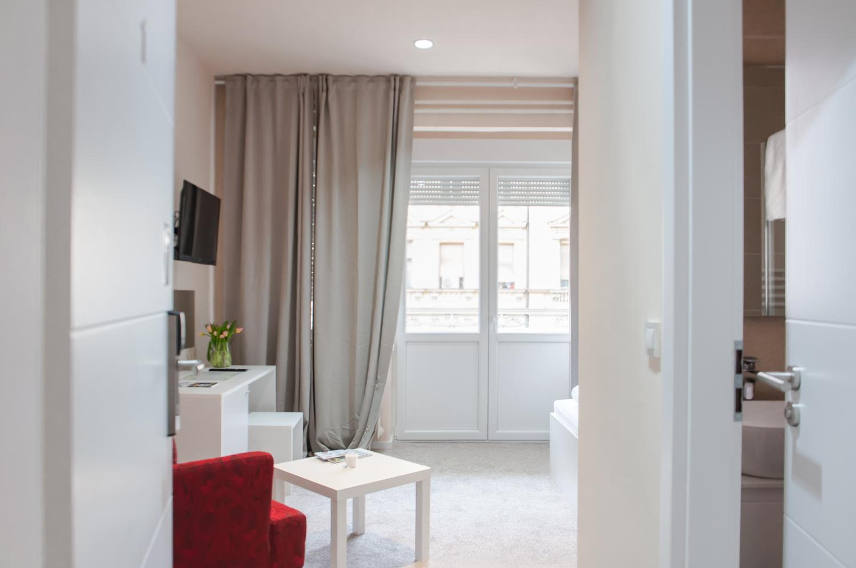 Double Room with Private Bathroom - Photo 15