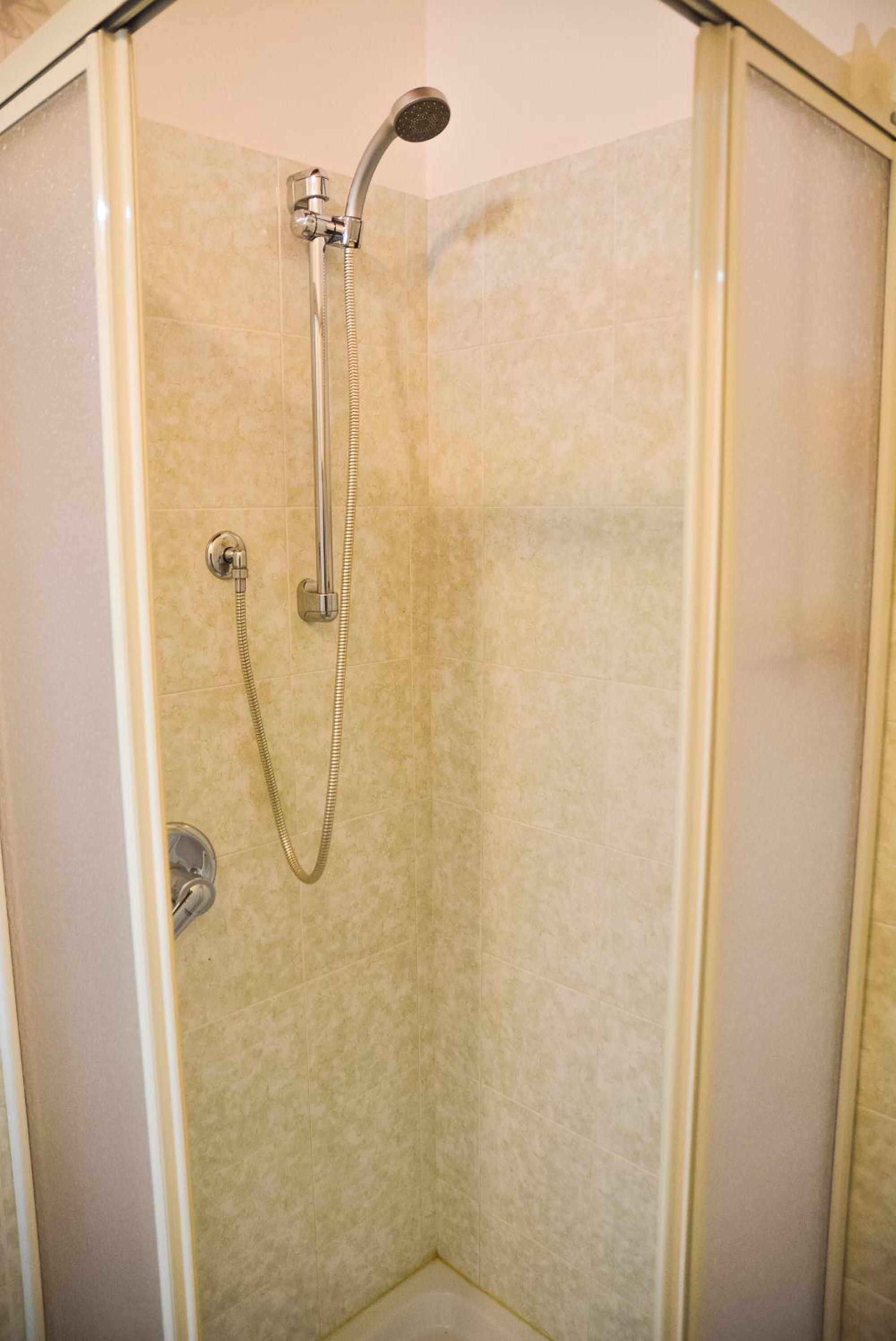 Deluxe Double Room with Extra Bed - Photo 8